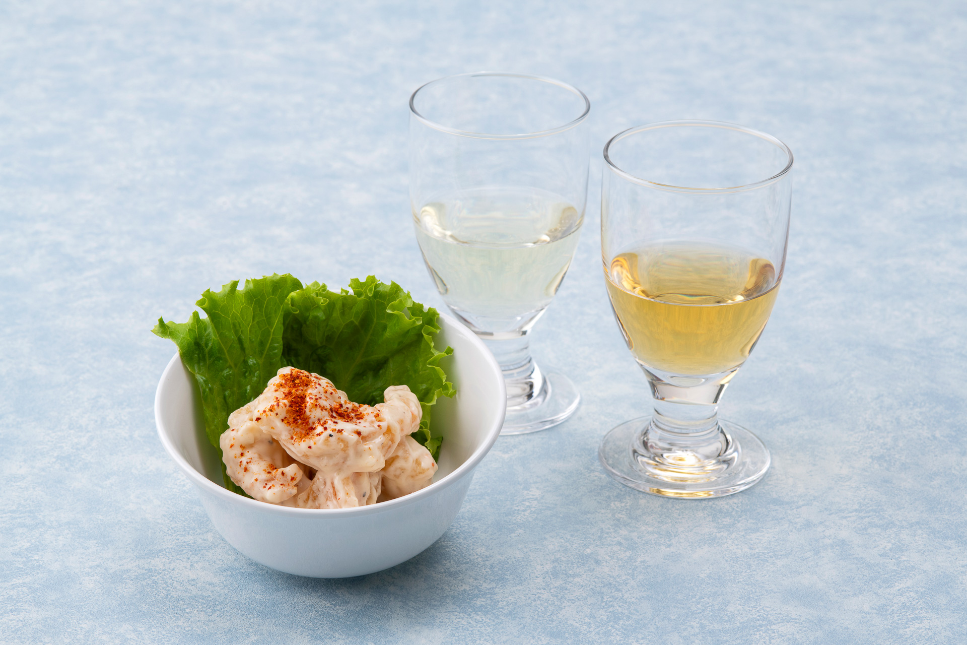 スパイシー手羽餃子または海老のスモーキーマヨネーズ風のいずれかと、ドリンクも2種から選べる