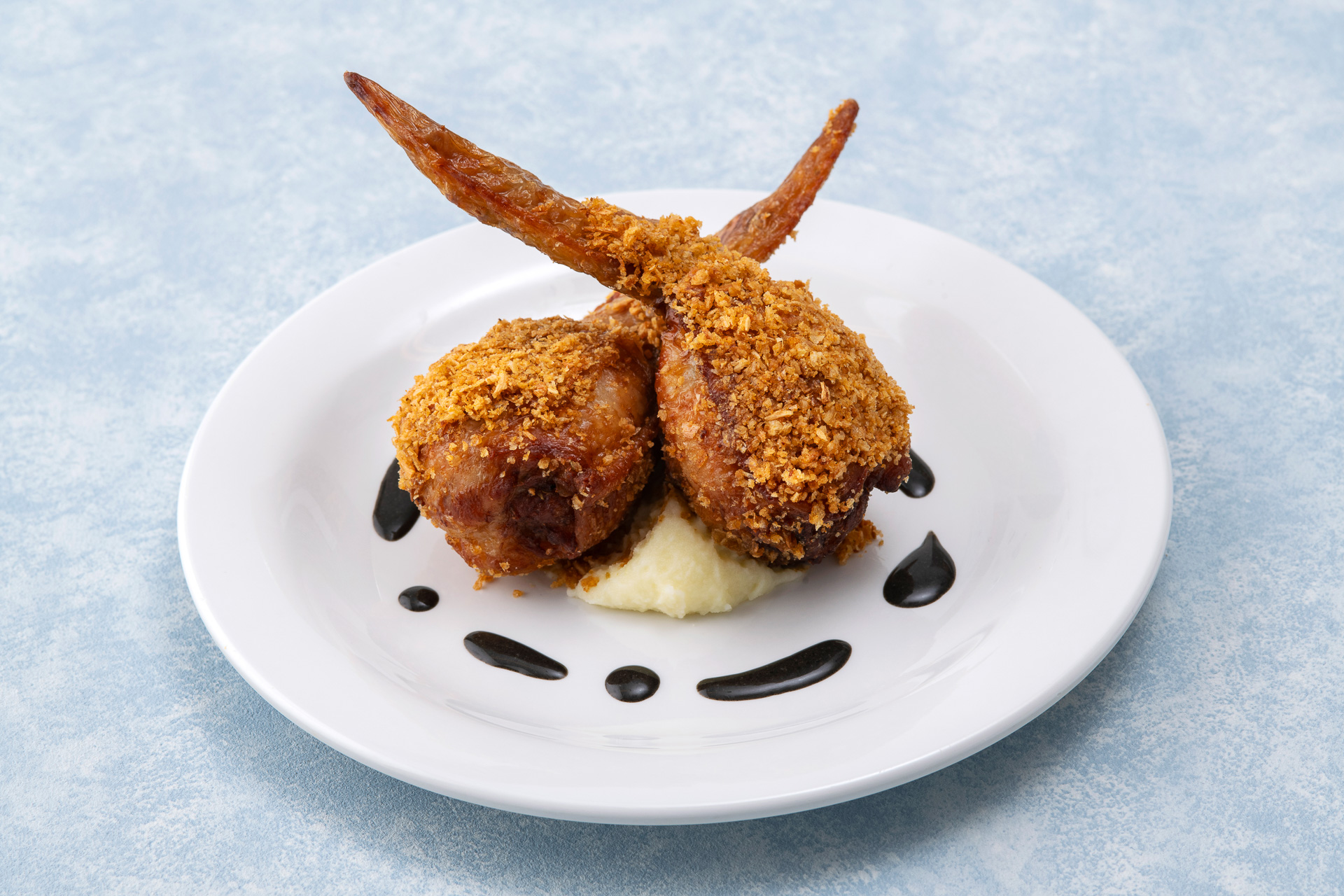 「ヴォルケイニア・レストラン」の「スパイシー手羽餃子」（800円）