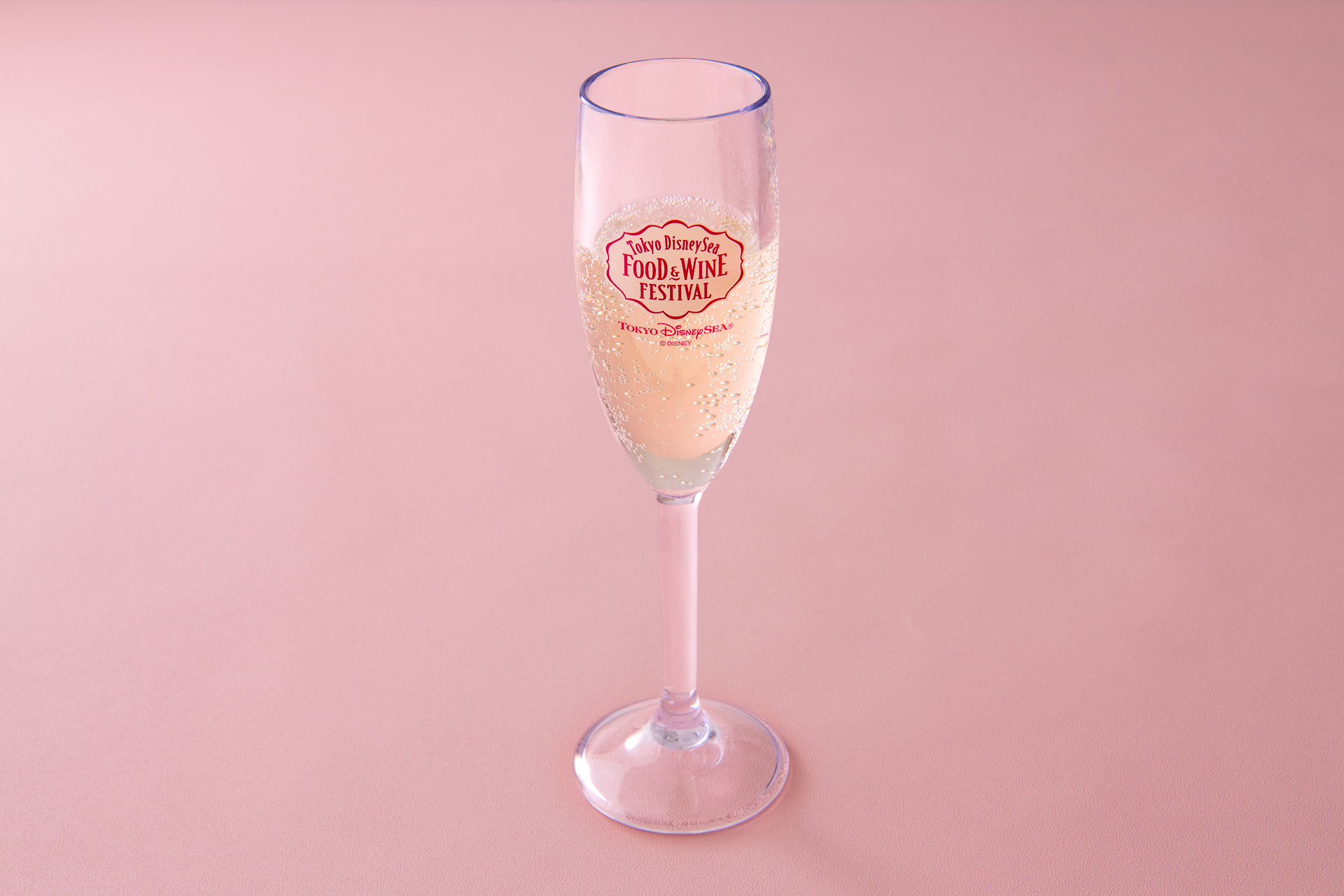 「テディ・ルーズヴェルト・ラウンジ テラス席」ほか「スパークリングワイン（チリ）」（1500円）