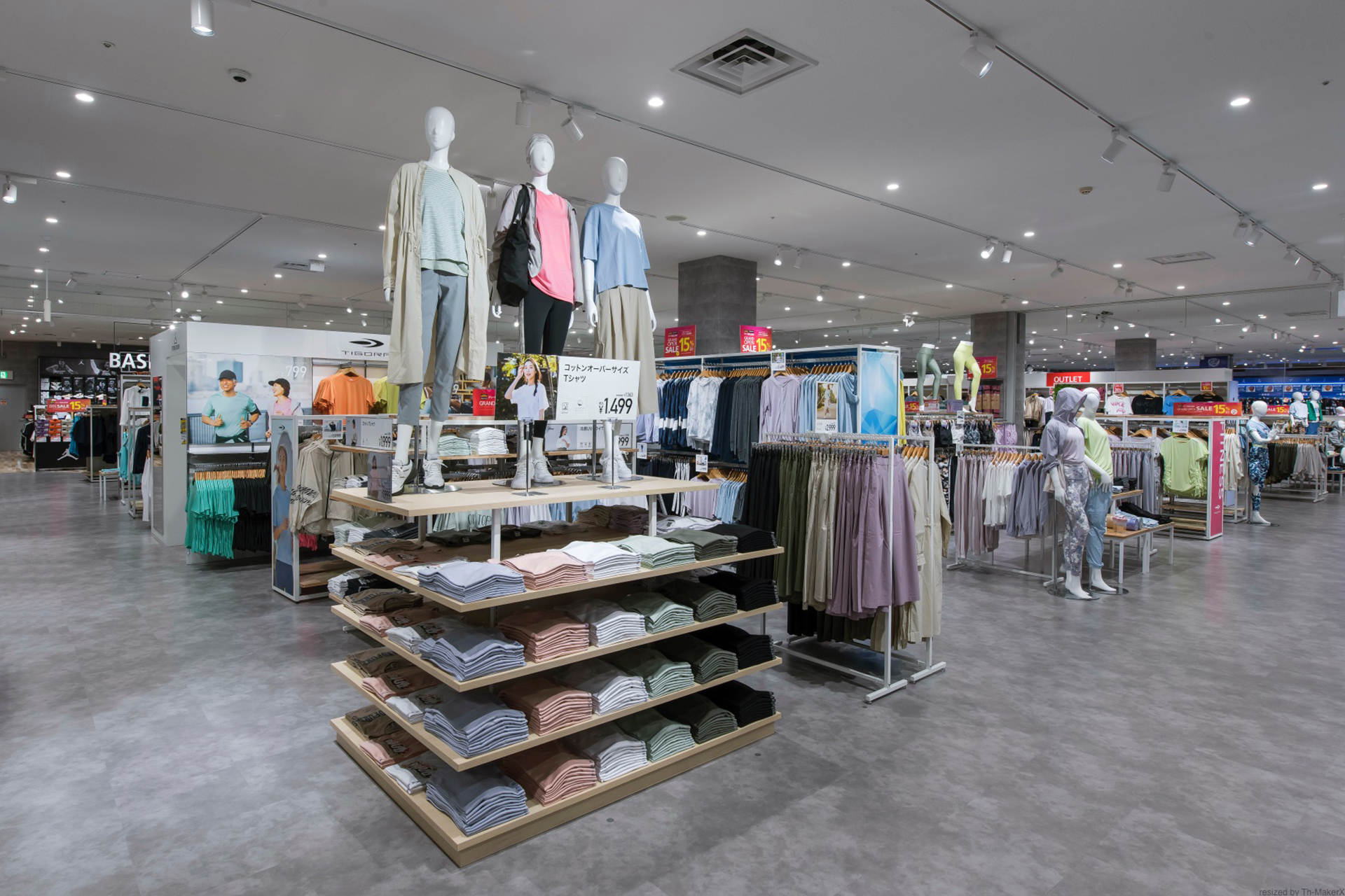 スポーツデポのアパレル売り場イメージ