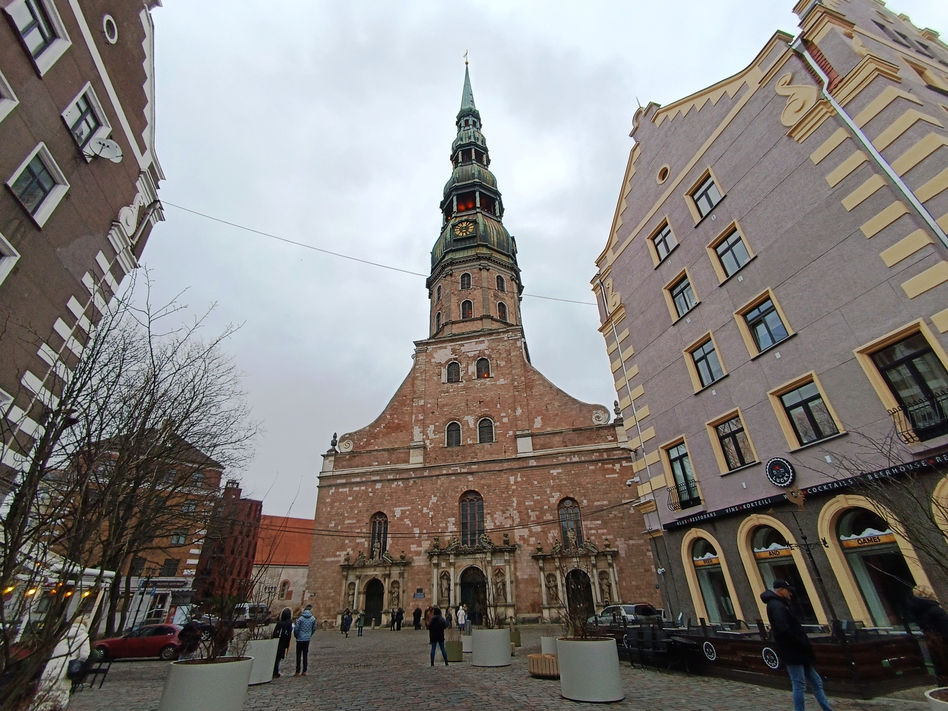 旧市街に建つ建物は、有名・無名に関わらず、思わず足を止めてしまうものがたくさんあります