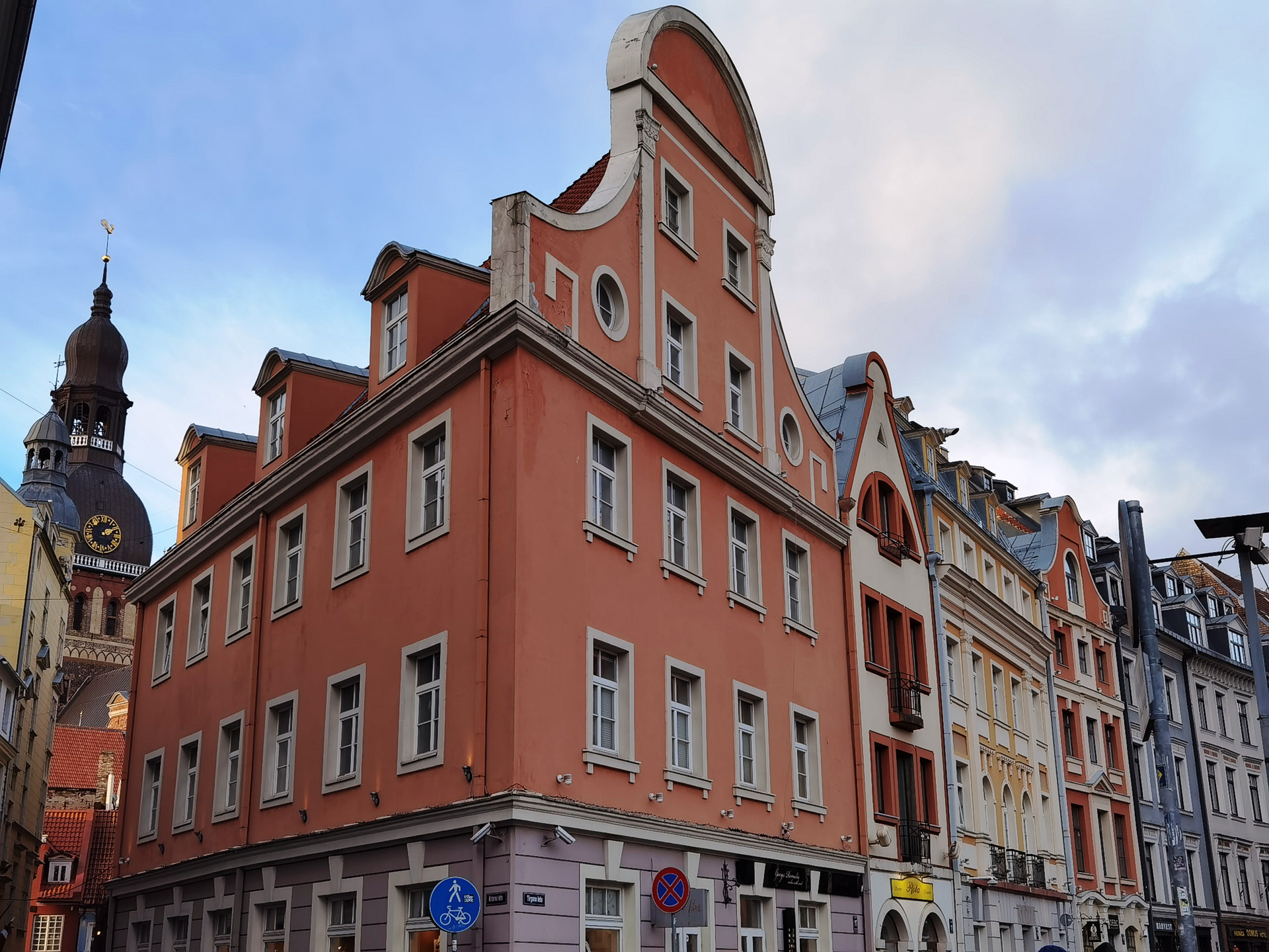 旧市街に建つ建物は、有名・無名に関わらず、思わず足を止めてしまうものがたくさんあります