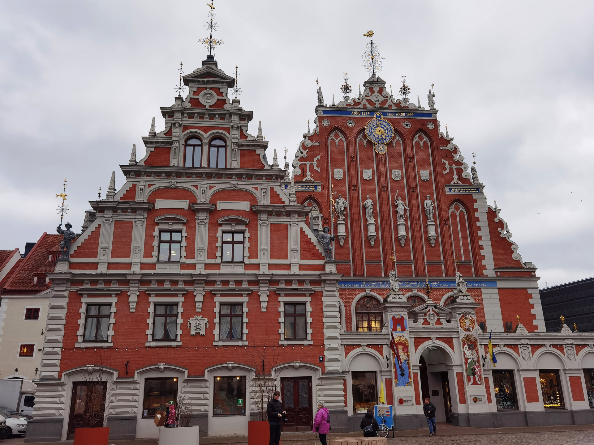 旧市街に建つ建物は、有名・無名に関わらず、思わず足を止めてしまうものがたくさんあります