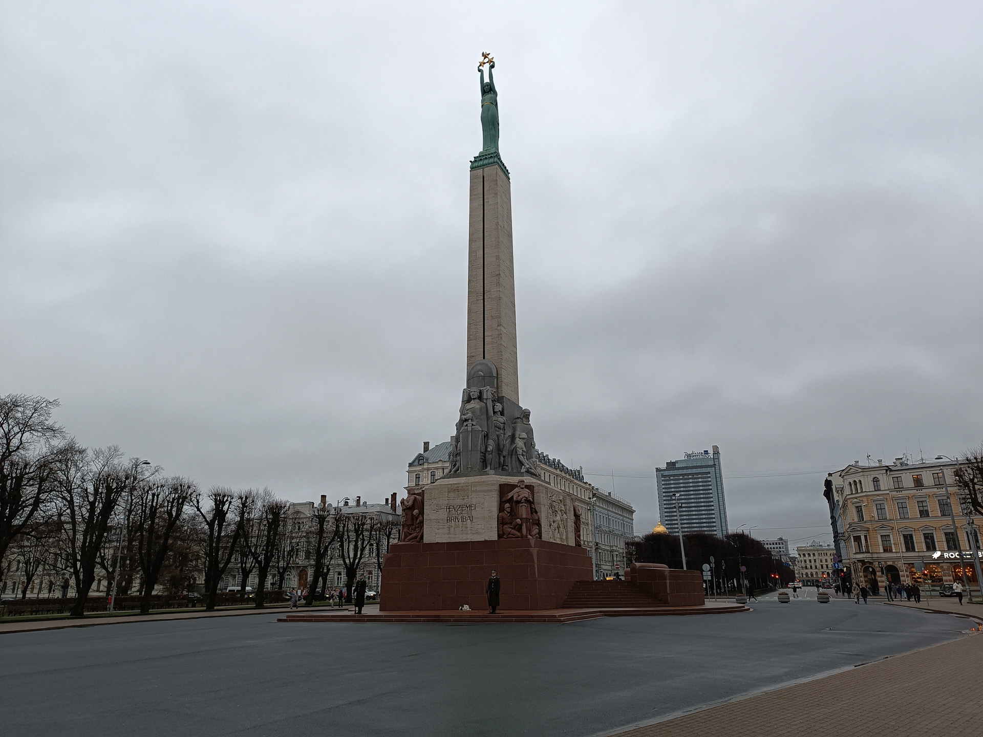 旧市街の外れにある自由の記念碑。ラトビア独立戦争で亡くなった兵士のために作られました