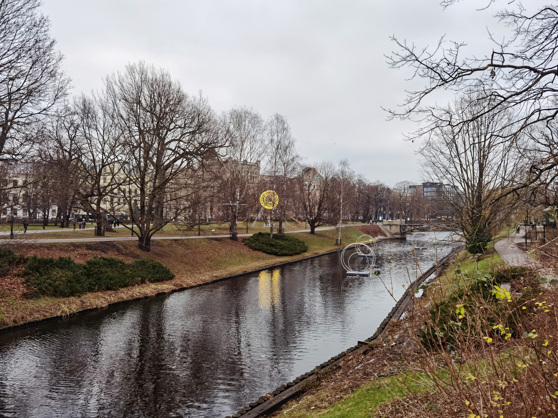 旧市街を流れるダウガバ川は昼と夜、雪の有無で景色が変わります