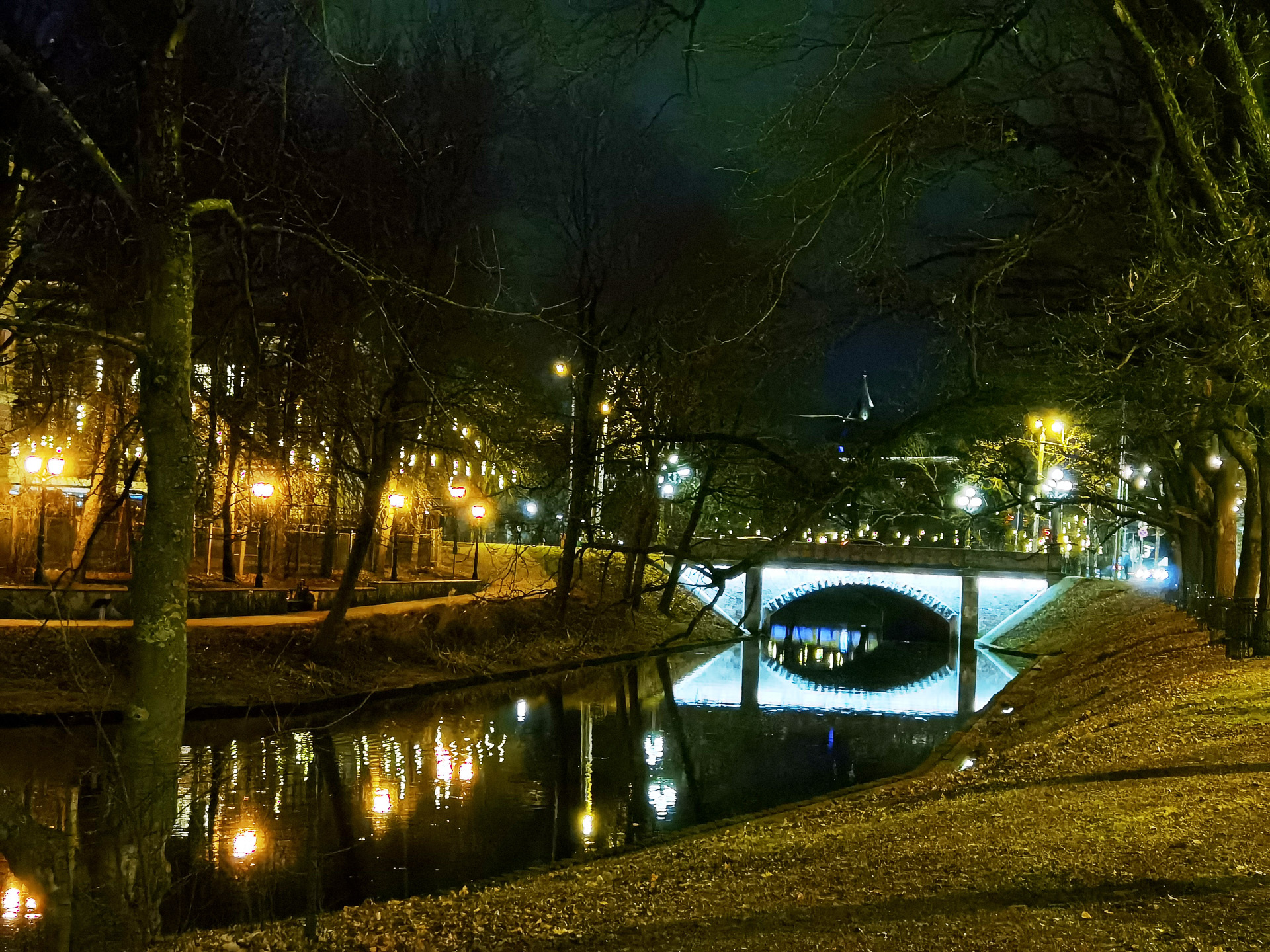 旧市街を流れるダウガバ川は昼と夜、雪の有無で景色が変わります