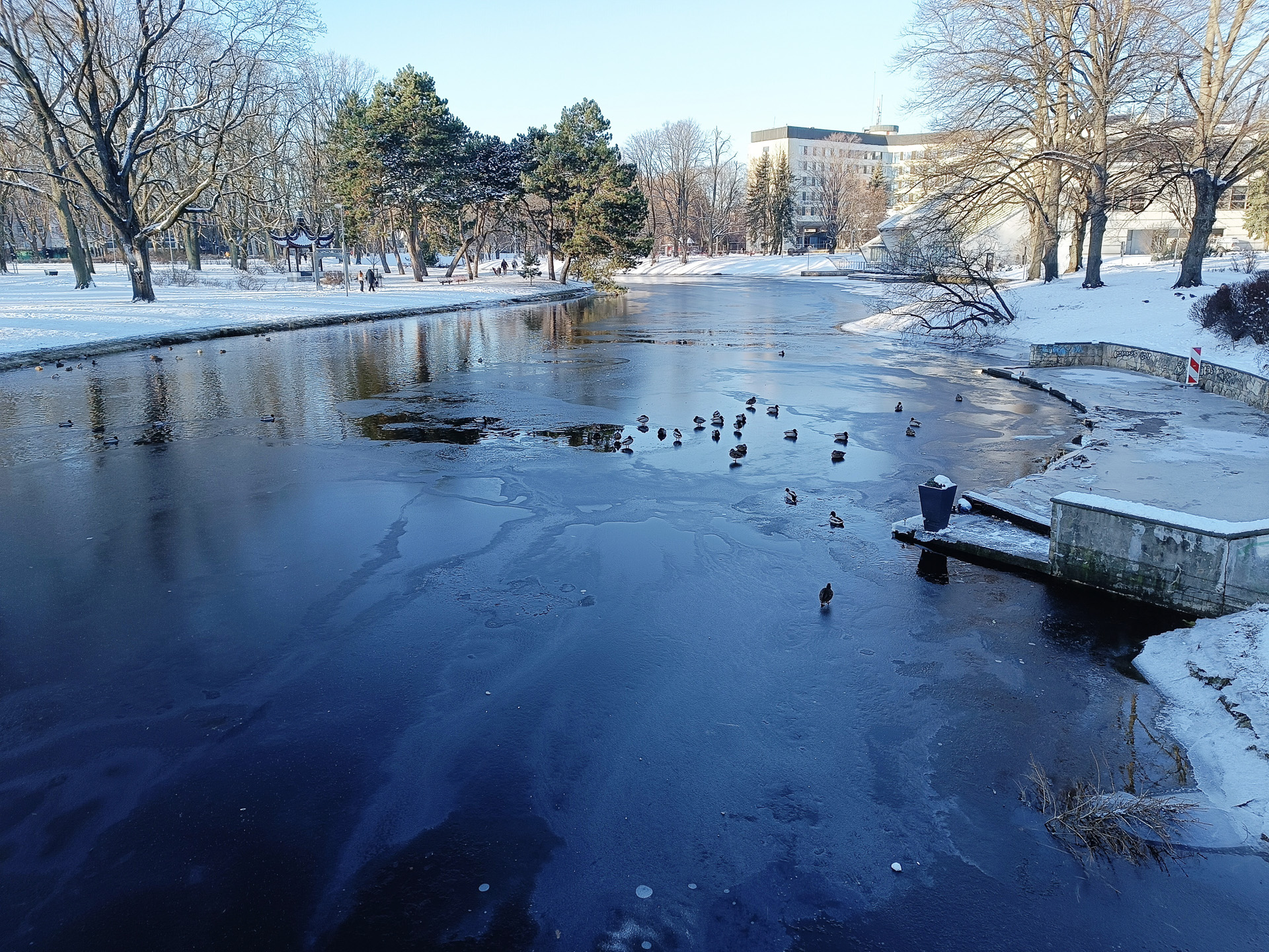 旧市街を流れるダウガバ川は昼と夜、雪の有無で景色が変わります