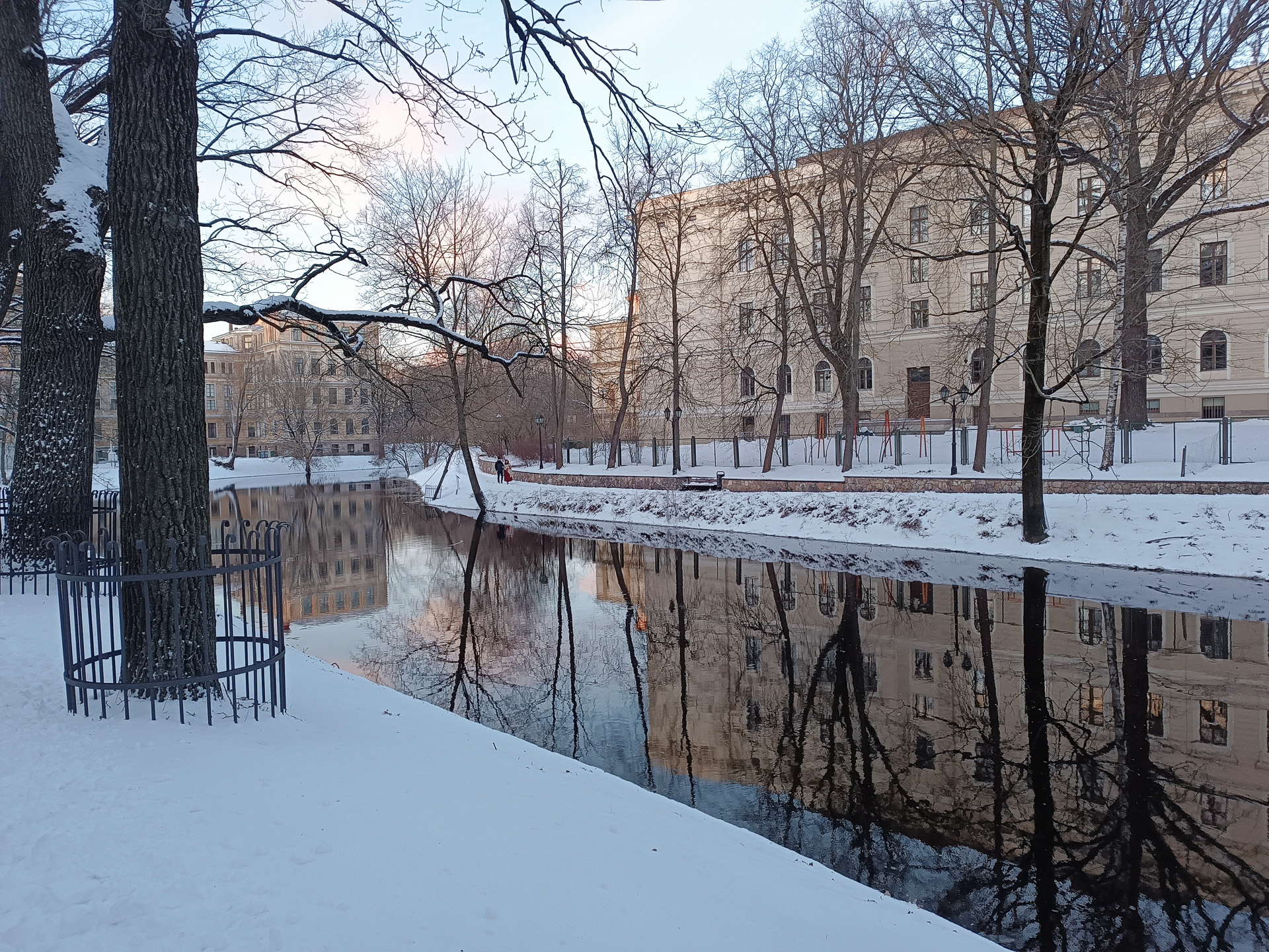 旧市街を流れるダウガバ川は昼と夜、雪の有無で景色が変わります
