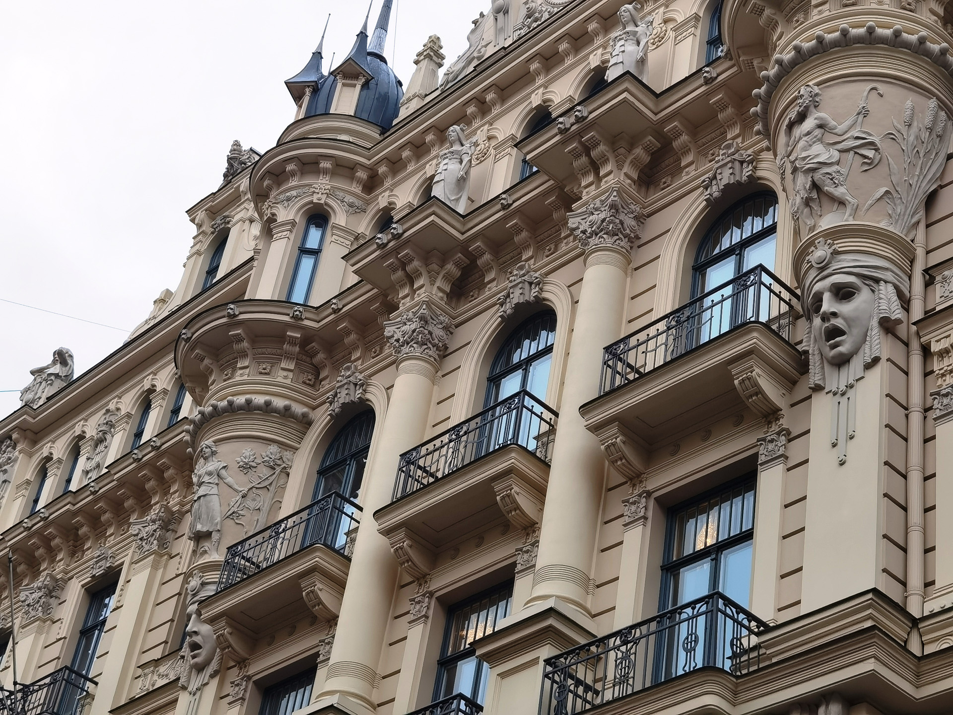 見ていて飽きないアールヌーボー建築群