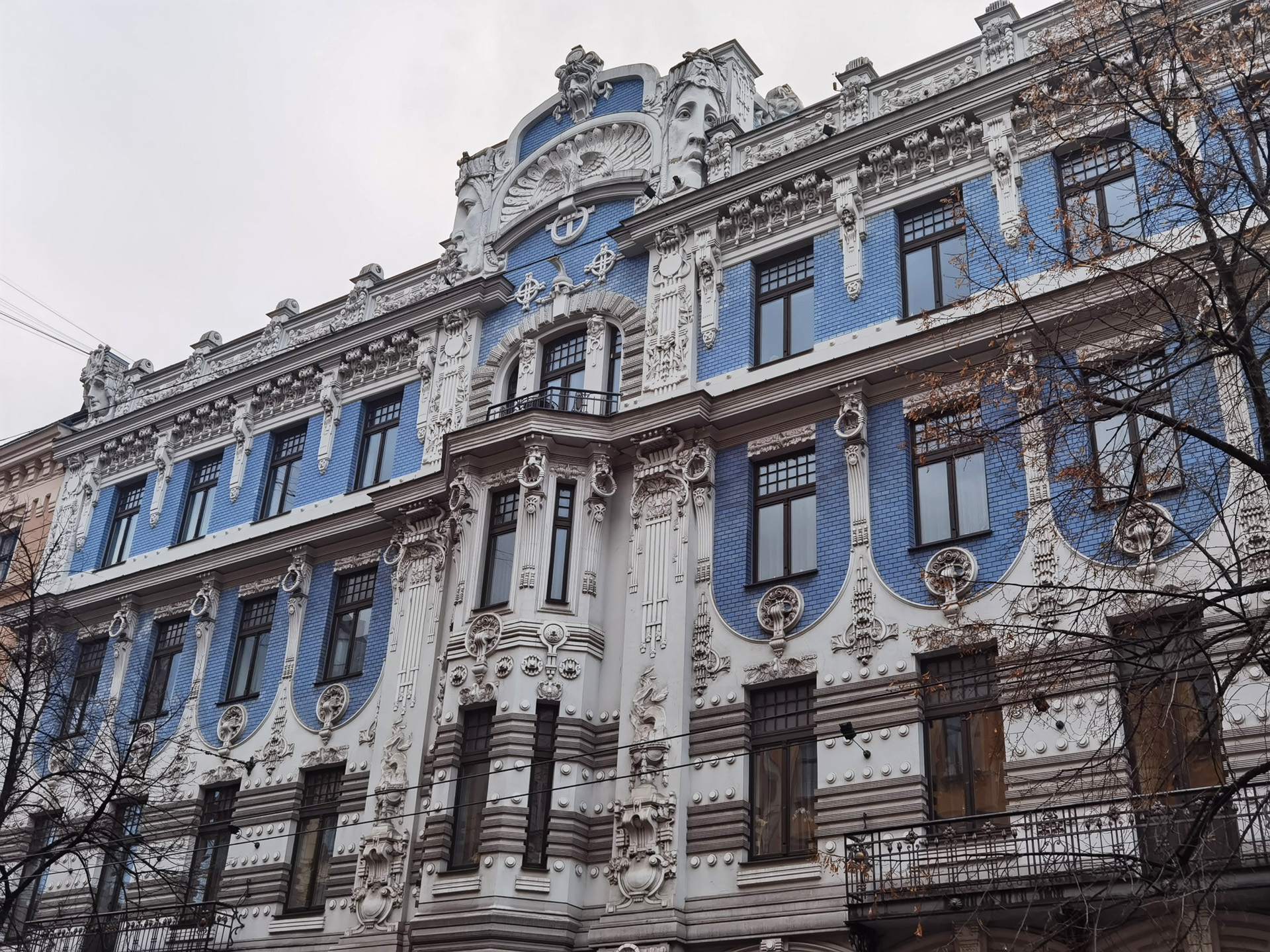 見ていて飽きないアールヌーボー建築群