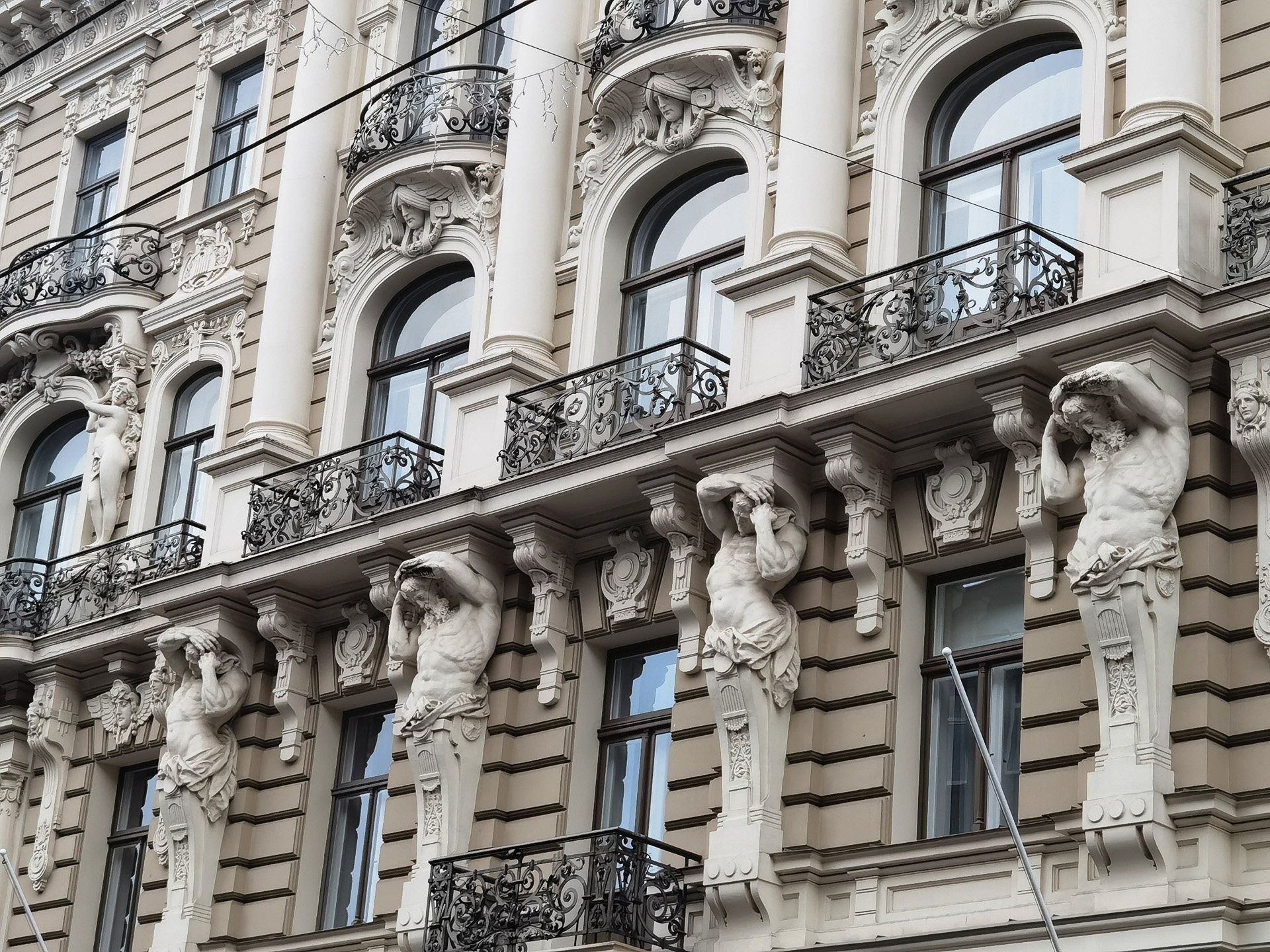 見ていて飽きないアールヌーボー建築群