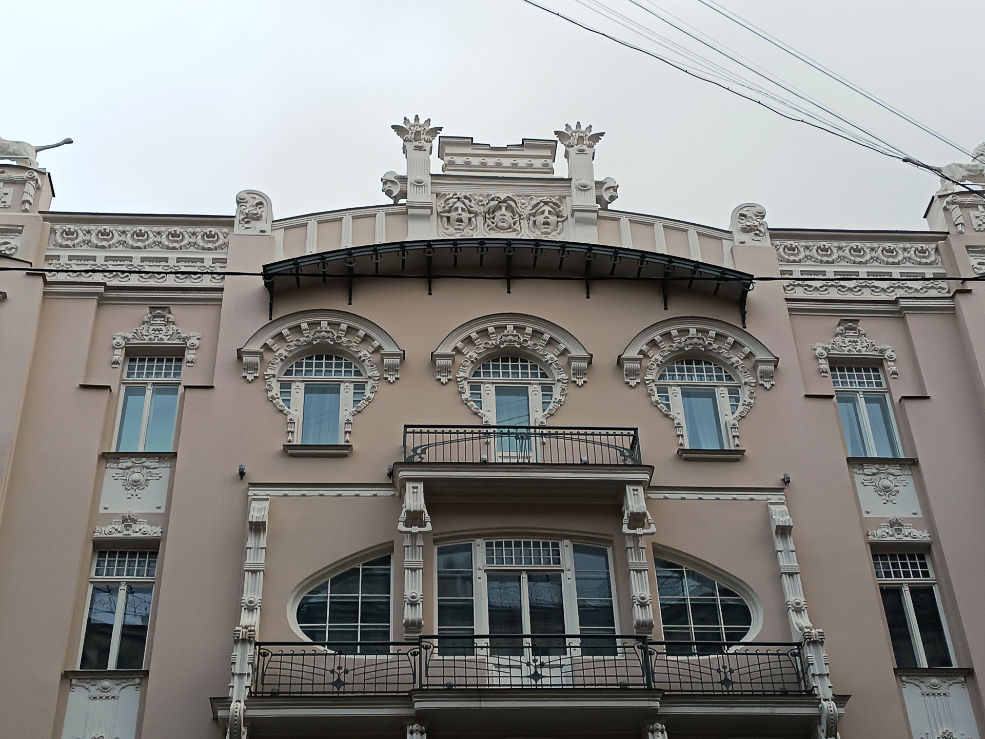 見ていて飽きないアールヌーボー建築群