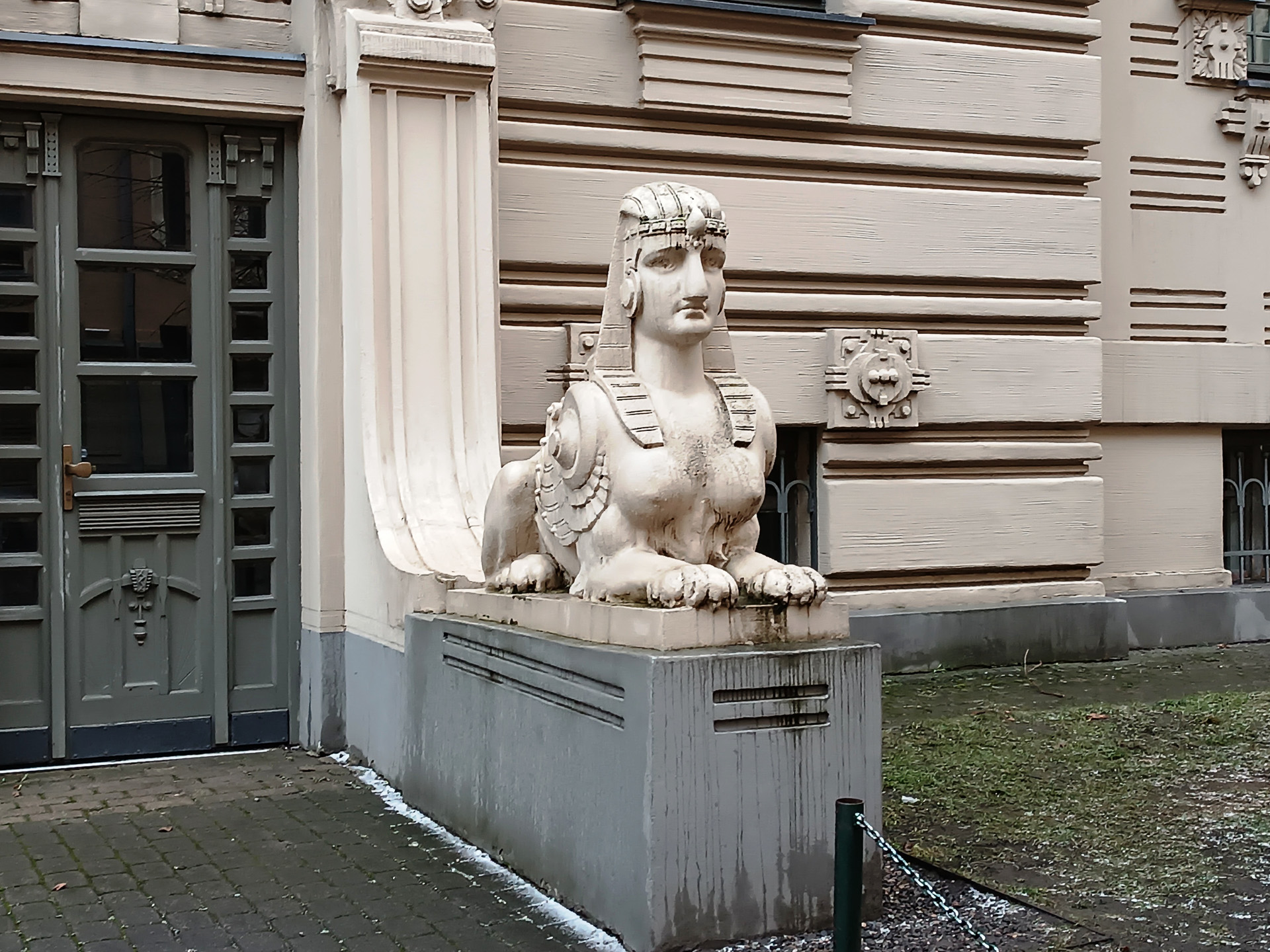 見ていて飽きないアールヌーボー建築群