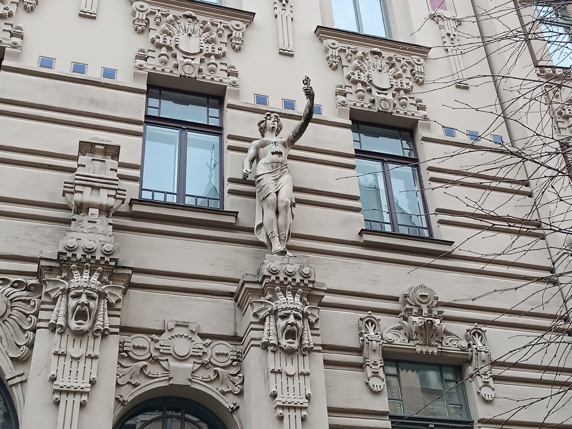 見ていて飽きないアールヌーボー建築群