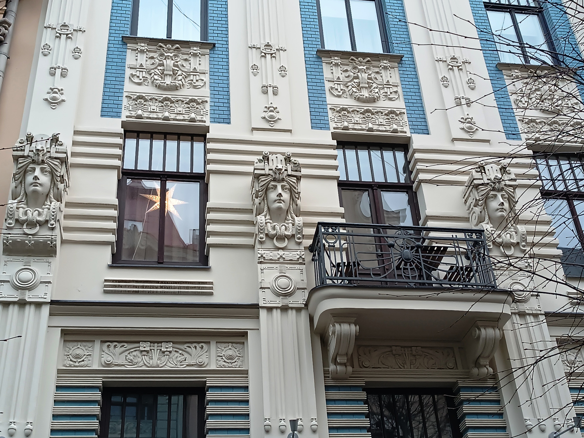 見ていて飽きないアールヌーボー建築群