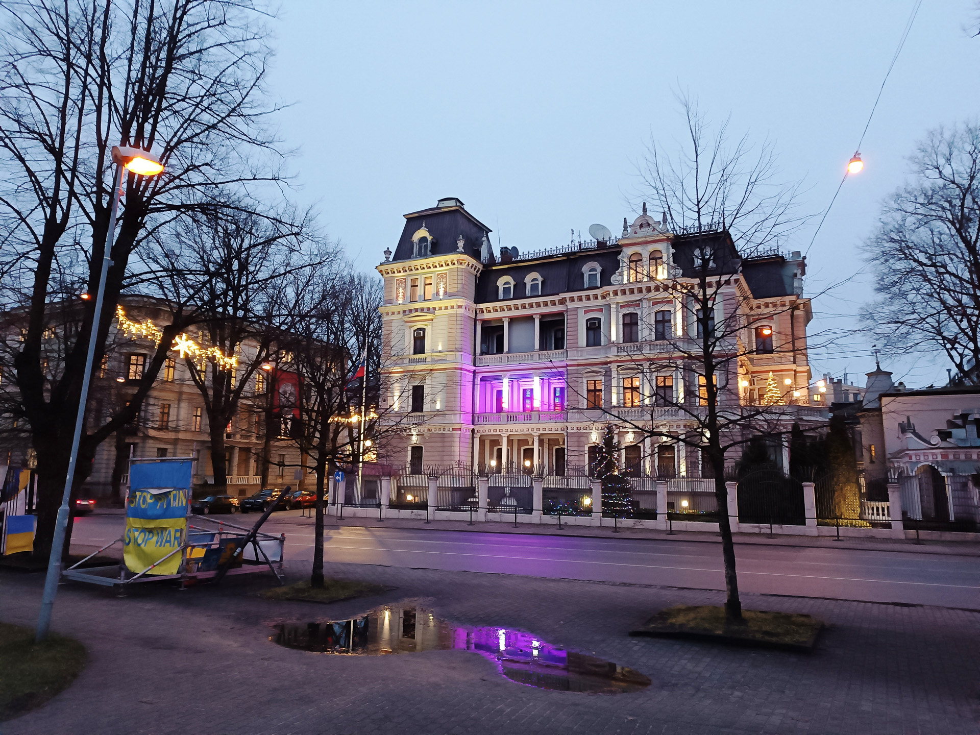リガのロシア大使館前には反ロシア派の掲げたウクライナの国旗と、隣の医学史博物館の壁にはロシアのプーチン大統領の顔にドクロを合わせて描いた巨大なポスターが