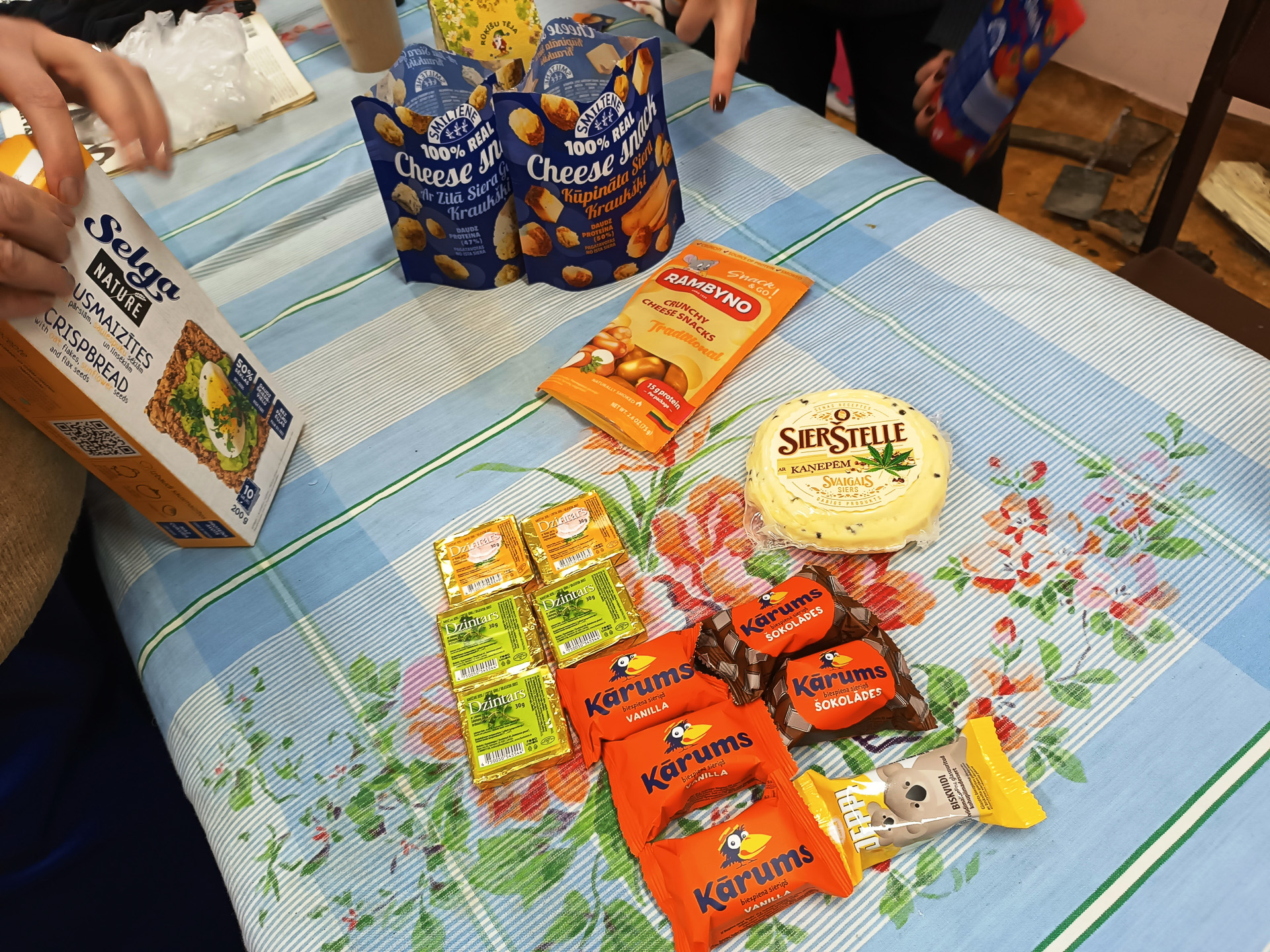 乳製品づくしのおやつ。スーパーにはたくさんの種類のKarumsが