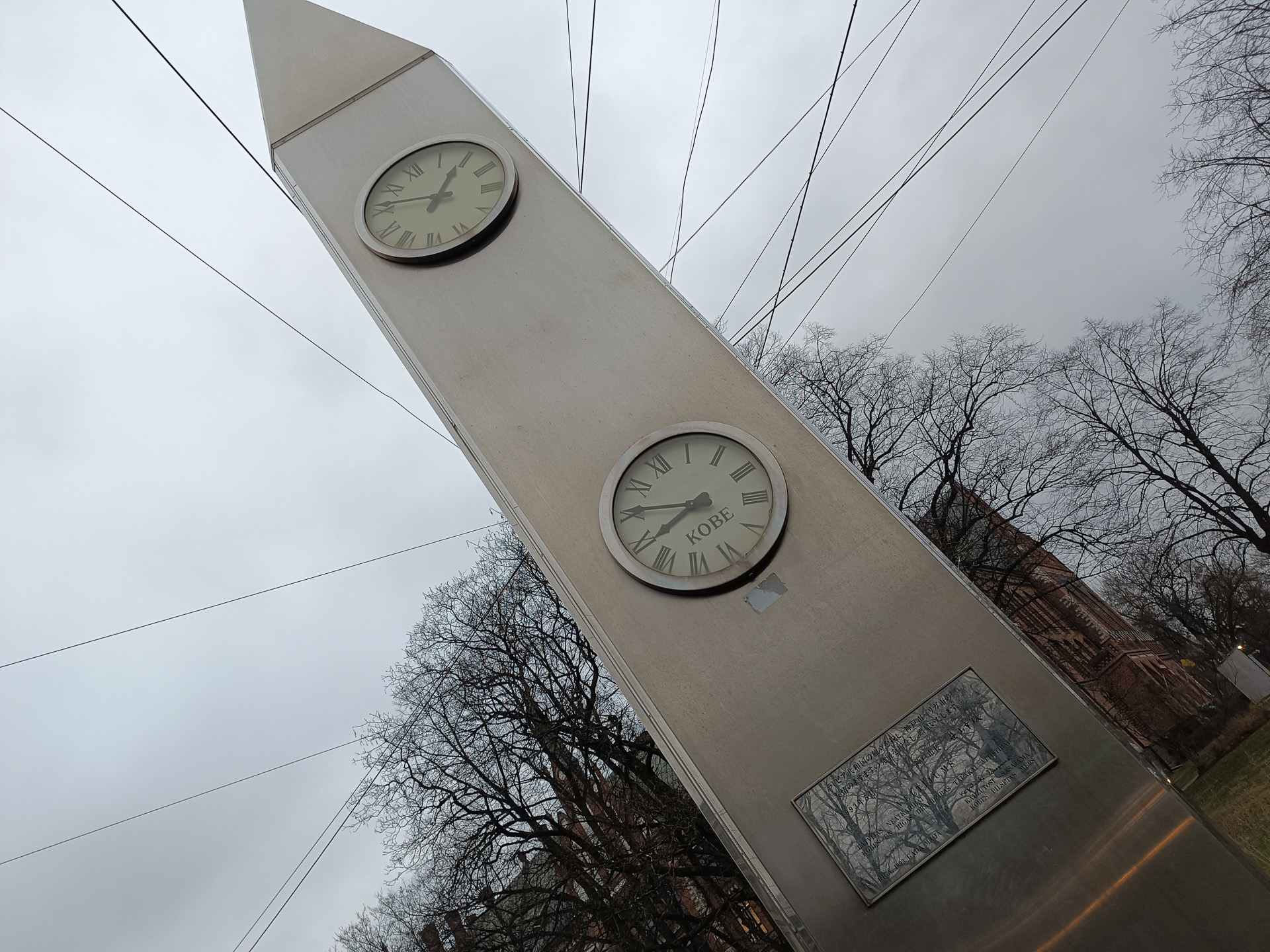 神戸市から送られた時計。観光案内所には日本語のミニガイドブックもありました