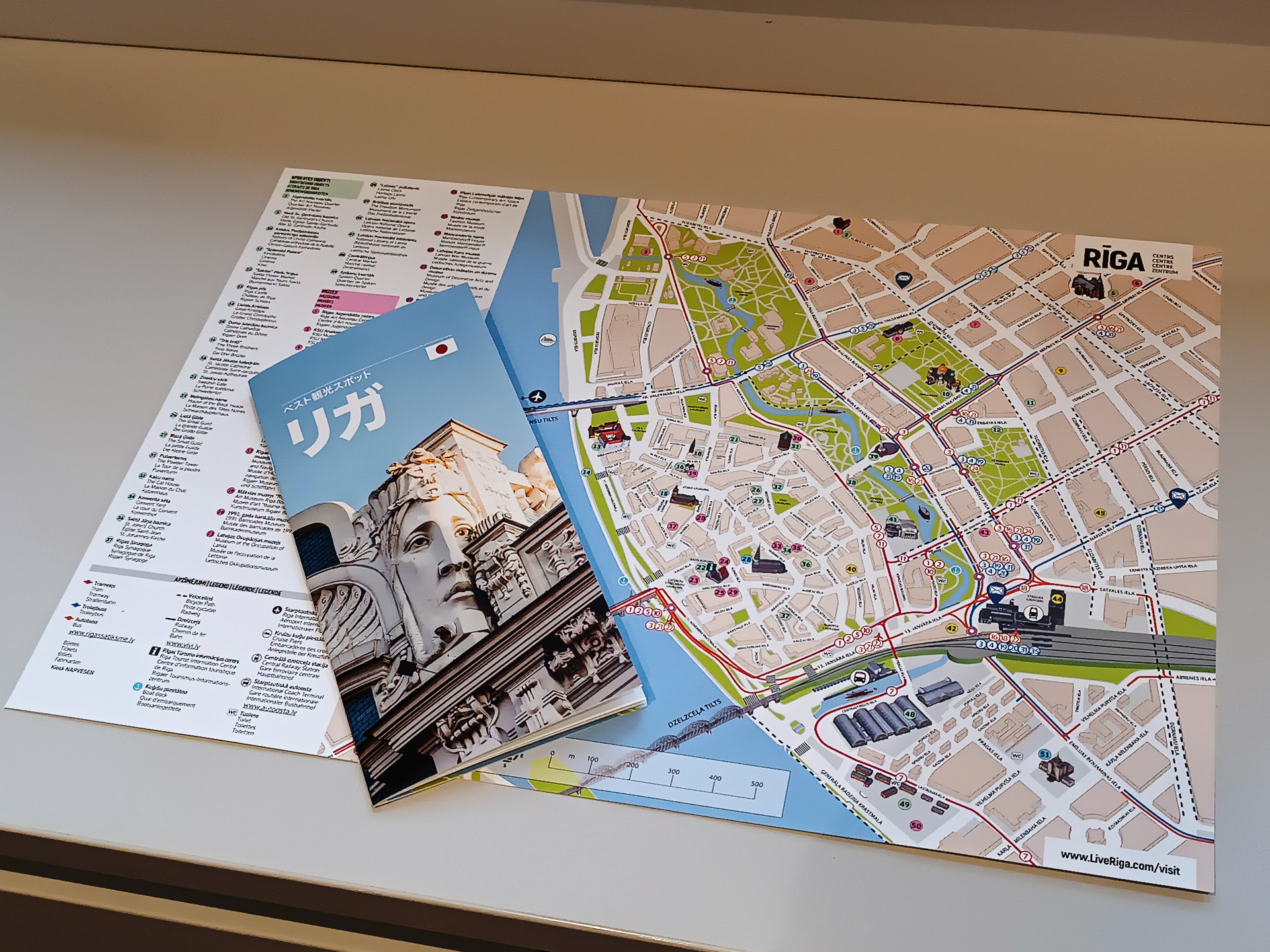 神戸市から送られた時計。観光案内所には日本語のミニガイドブックもありました