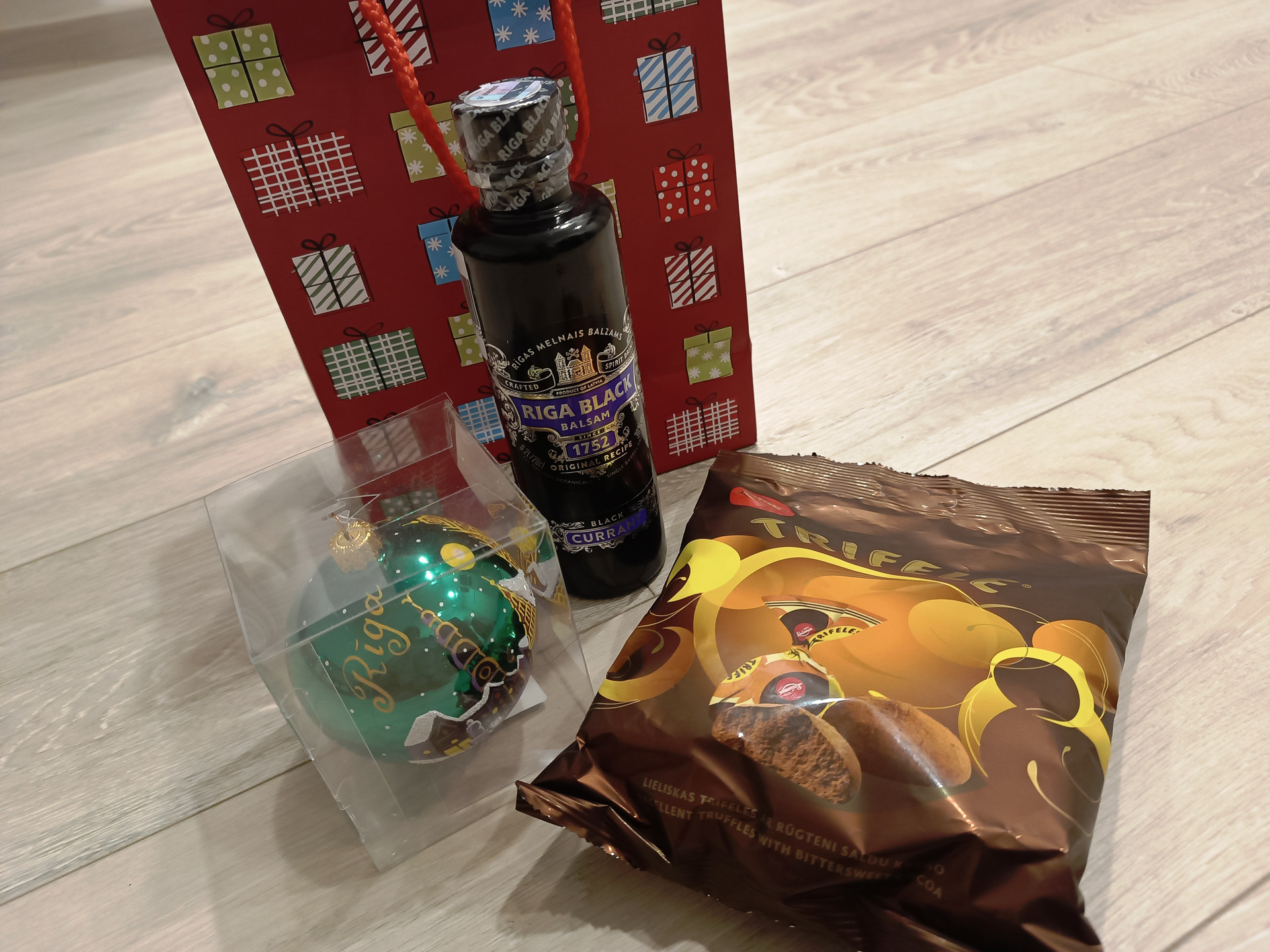 夫の同僚がくれたお土産。「RIGA BLACK」は歴史あるラトビアのハーブリキュールで、町のいたるところで売っています