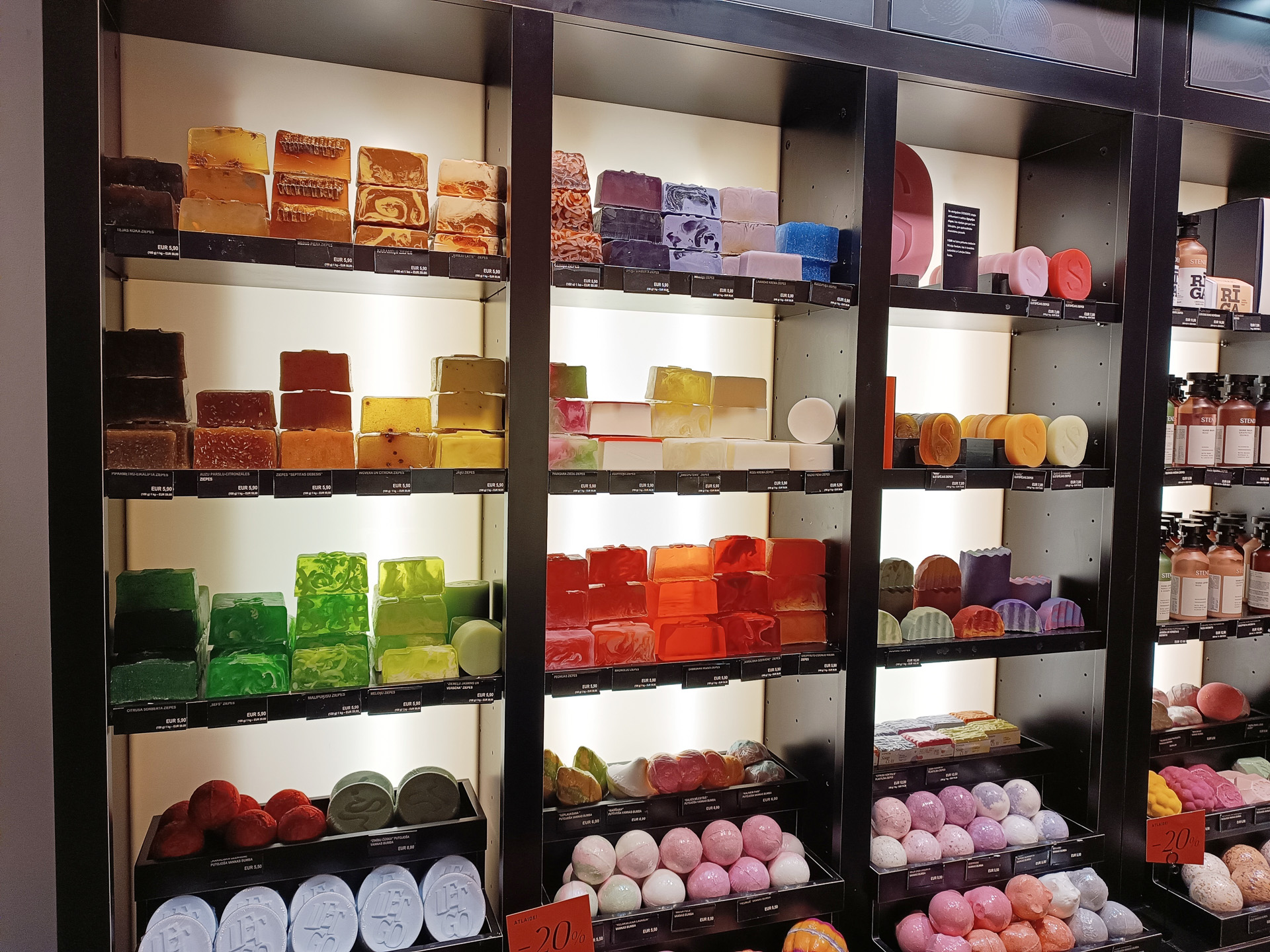 ラトビアの有名な自然派石鹸「ステンダーズ」。見た目も美しいのでお土産にぴったり