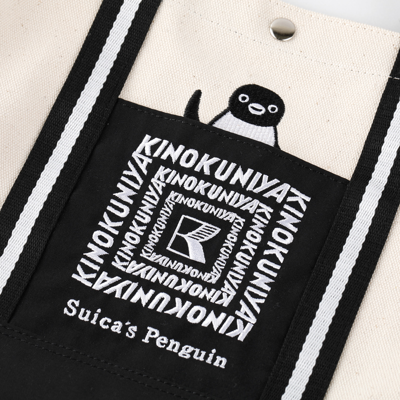 ポケットからひょっこり顔をのぞかせるSuicaのペンギンが愛らしい