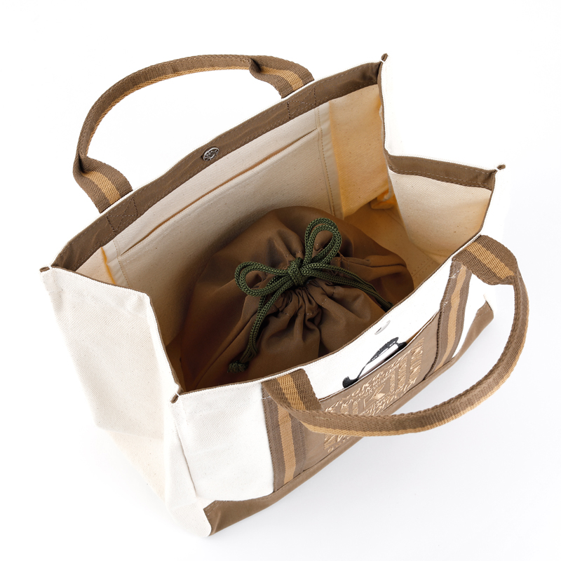 コットン素材の丈夫でシンプルなデザインだから日常使いしやすい