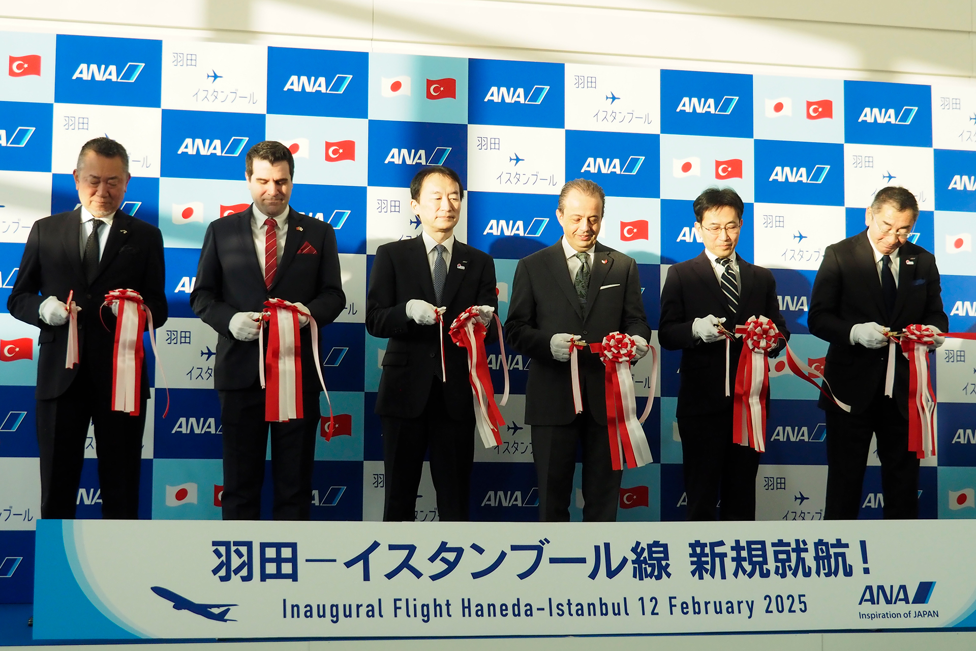 来賓を交えて羽田～イスタンブール線の開設を記念したテープカット
