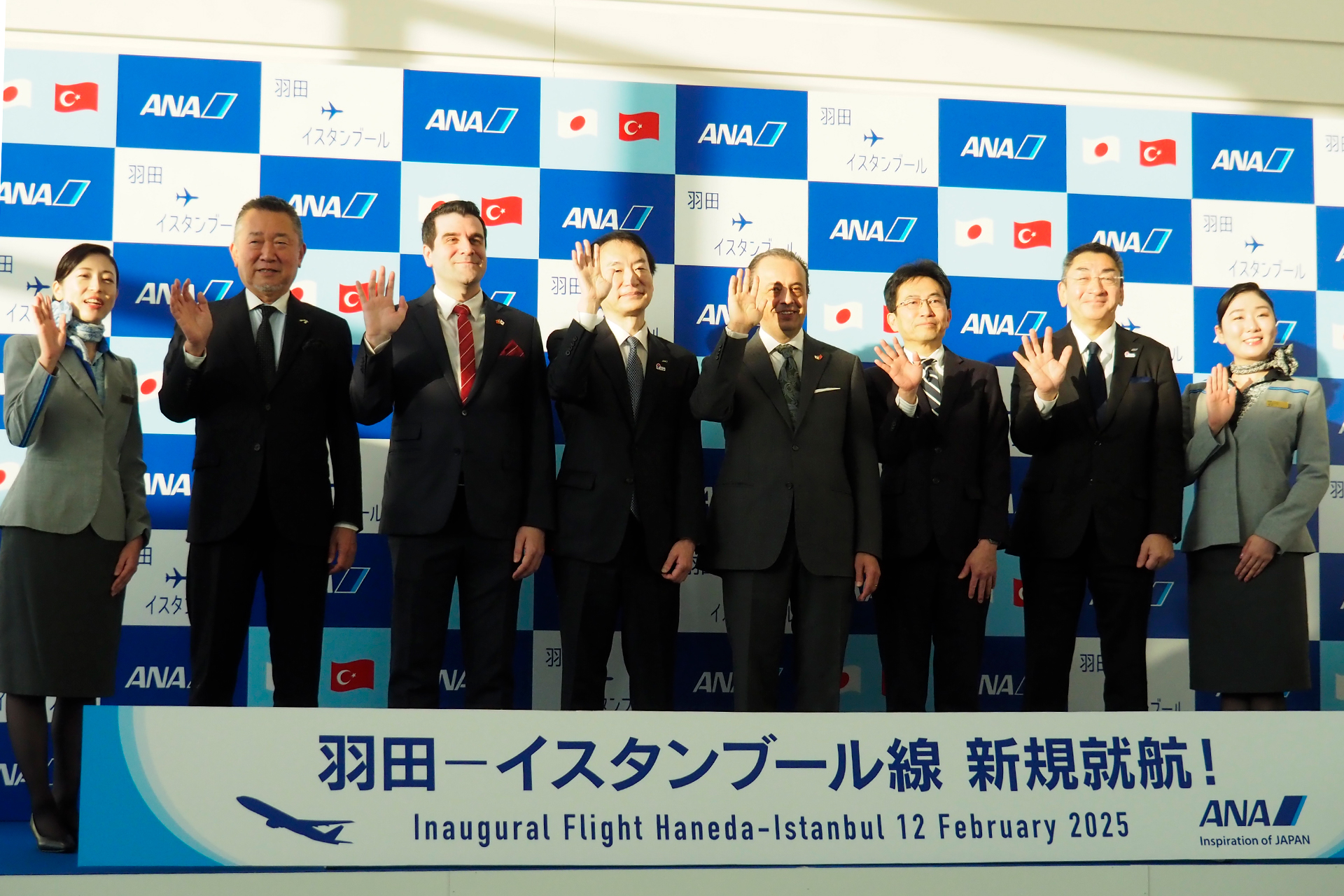 来賓を交えて羽田～イスタンブール線の開設を記念したテープカット