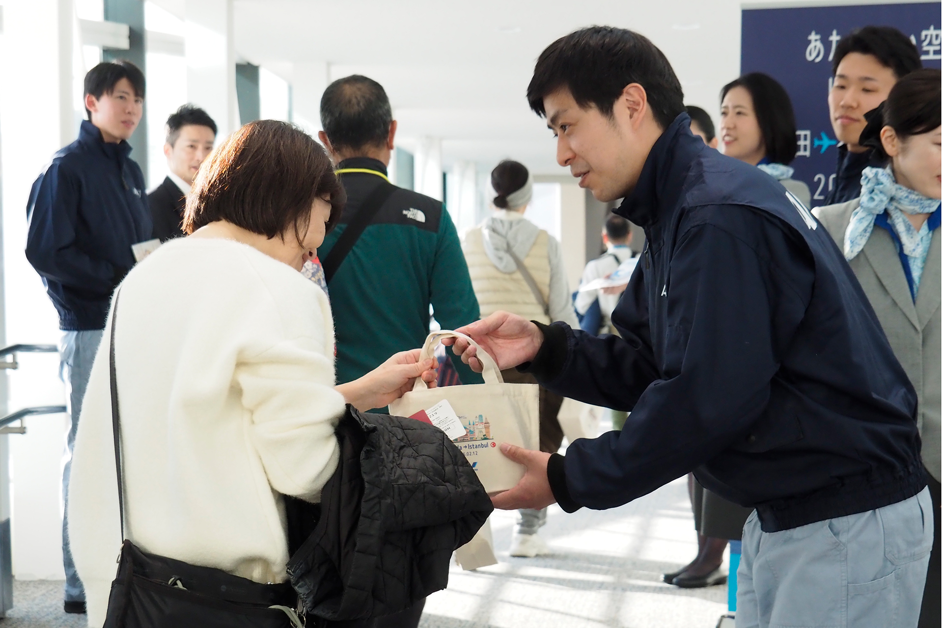 ゲート通過後にギフトを手渡し