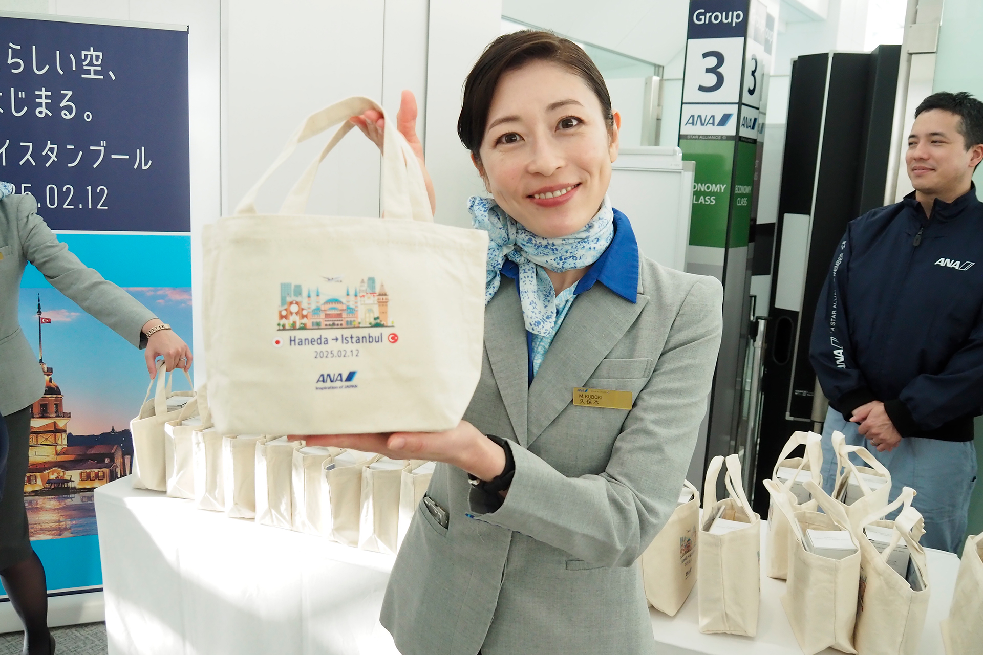 ギフトはトートに入った状態で乗客にプレゼント