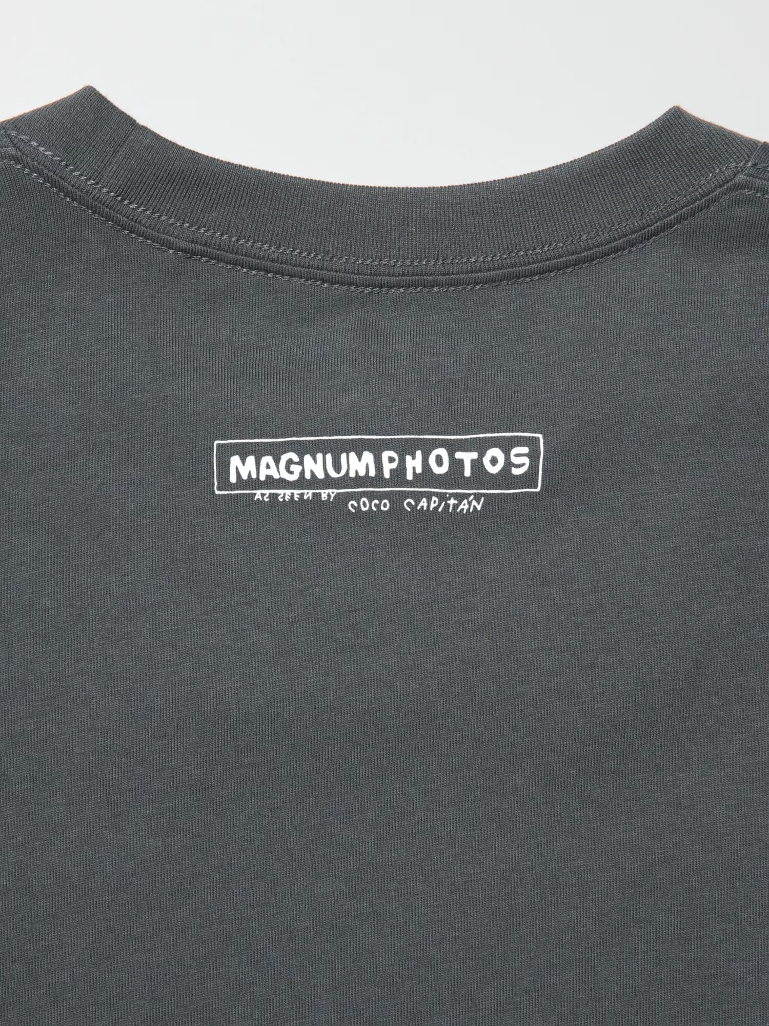 メンズからは全4種類の「マグナム・フォトUT」がすでに発売中。国際的な写真家集団マグナムの作品から選んだクールな雰囲気の猫写真に美しい言葉が綴られる　&copy; Coco Capitán 2025 &copy;Magnum Photos