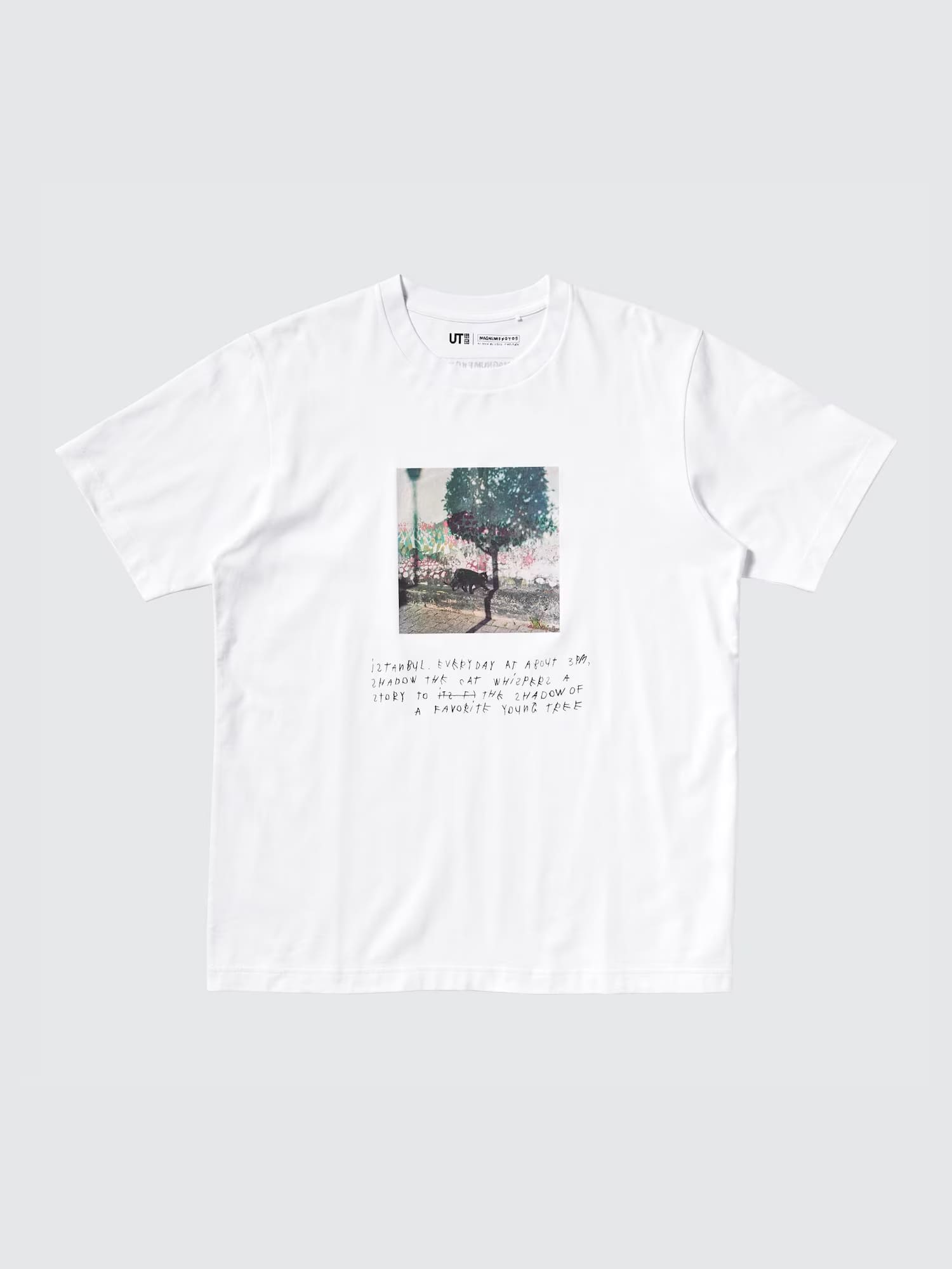 メンズからは全4種類の「マグナム・フォトUT」がすでに発売中。国際的な写真家集団マグナムの作品から選んだクールな雰囲気の猫写真に美しい言葉が綴られる　&copy; Coco Capitán 2025 &copy;Magnum Photos