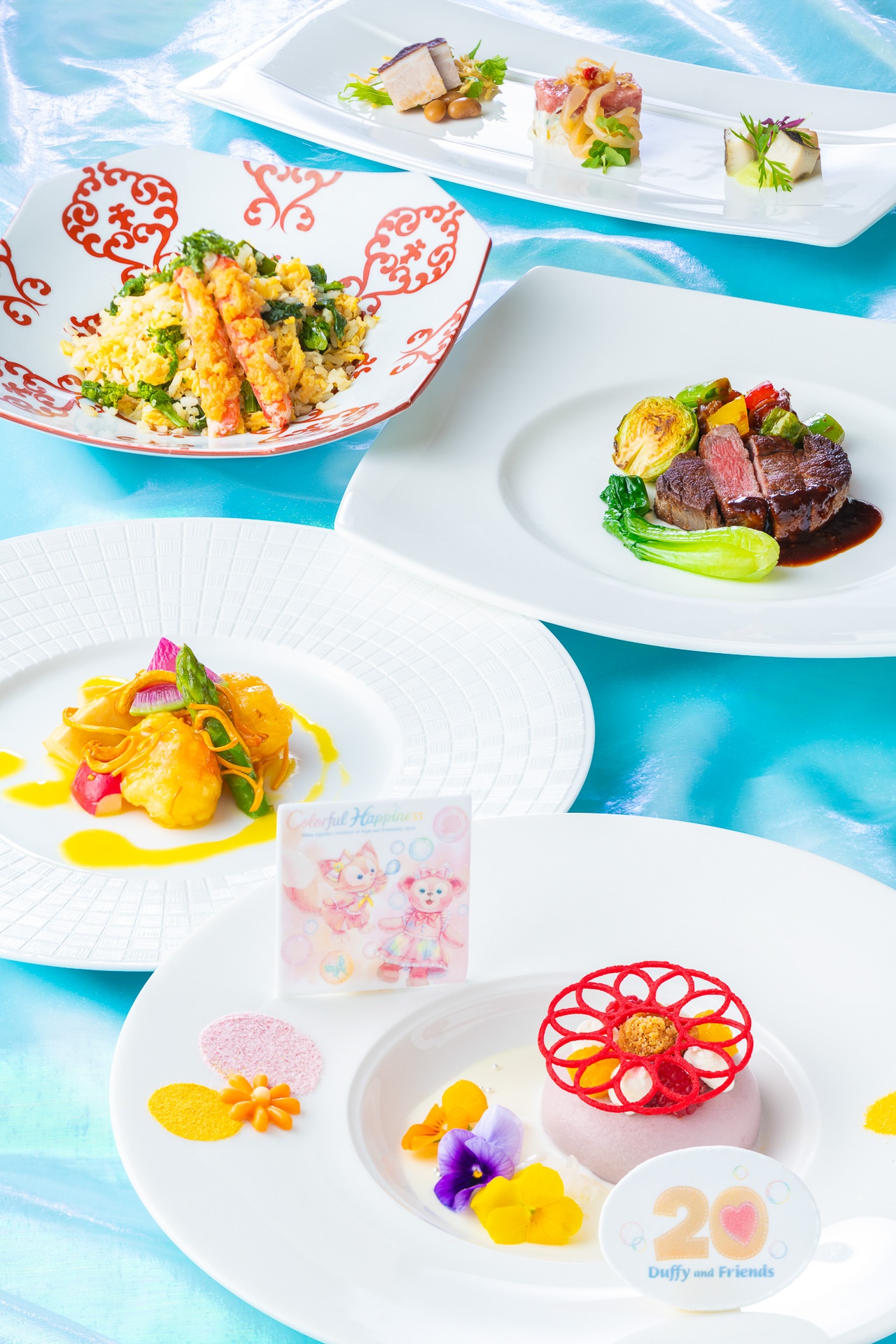 シルクロードガーデンの「『ダッフィー＆フレンズ20周年：カラフルハピネス』ディナーコース」（1万4000円）
