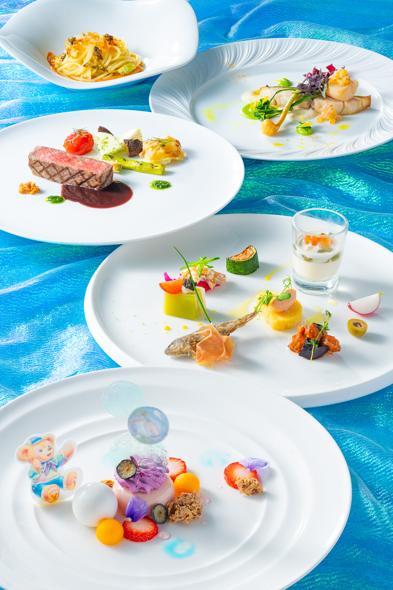 ベッラヴィスタ・ラウンジの「『ダッフィー＆フレンズ20周年：カラフルハピネス』グルメディナーコース」（1万7000円）