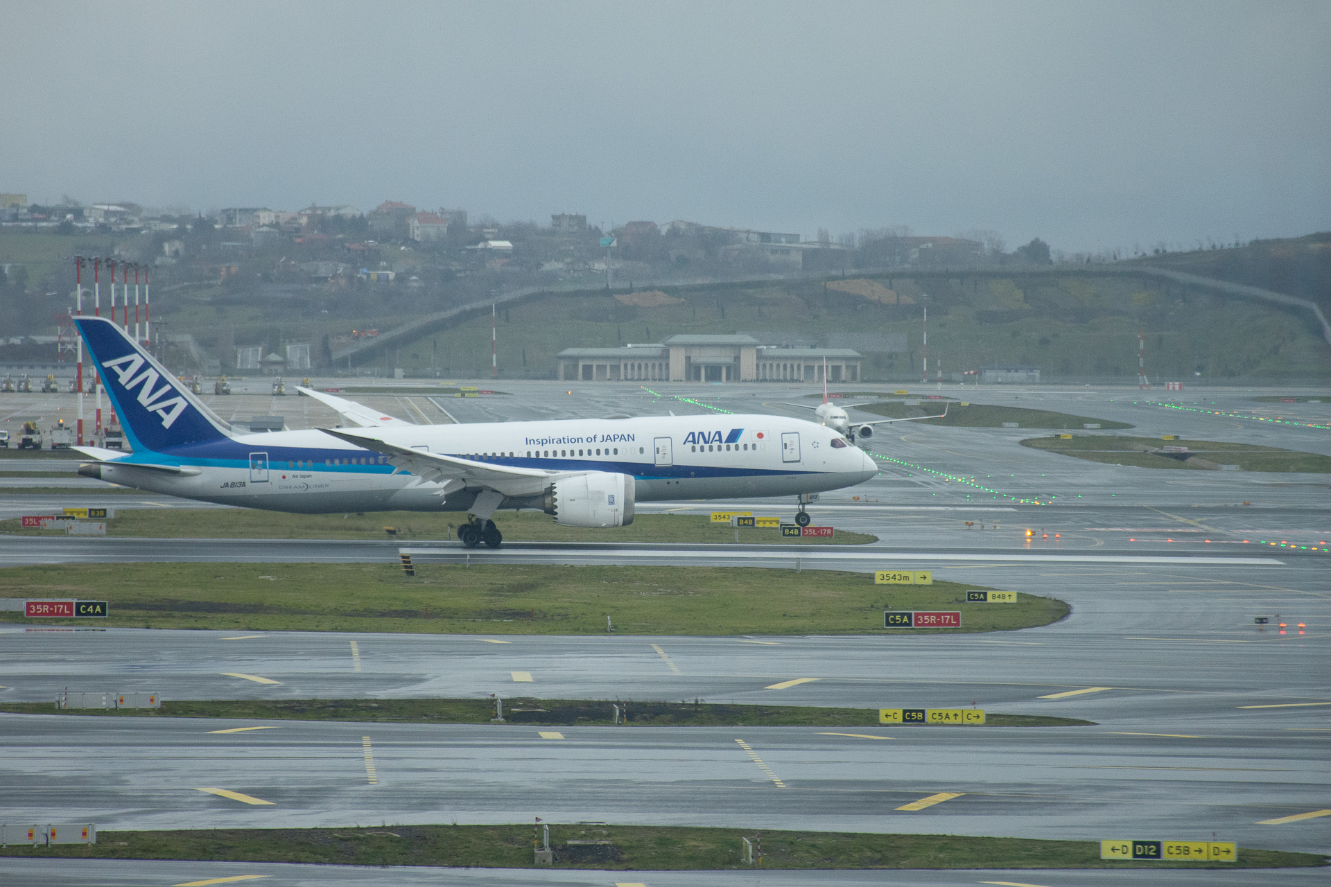 日本発の初便（NH219便）がイスタンブールへ飛来