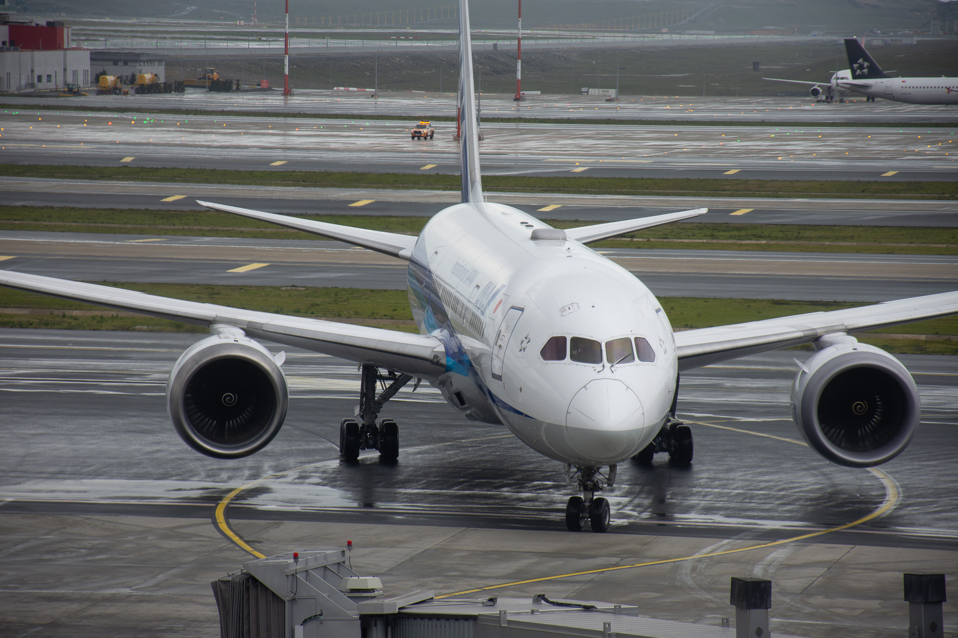 日本発の初便（NH219便）がイスタンブールへ飛来