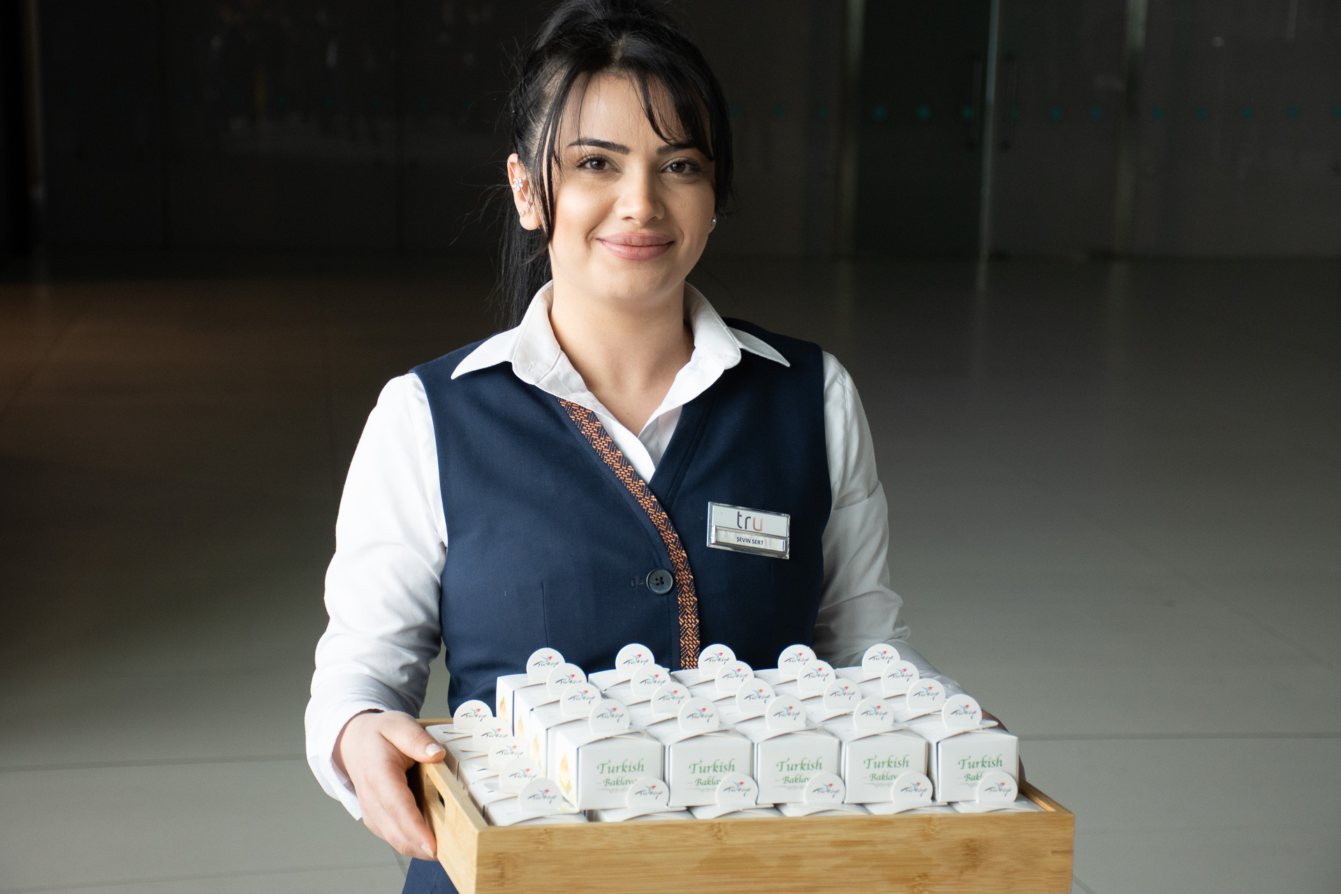 降機した乗客にバクラヴァを振る舞った