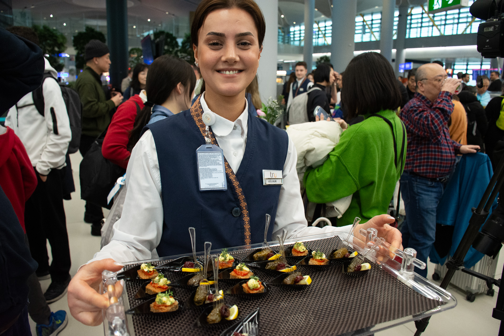 ゲート前では軽食などを振る舞うパーティが開かれた