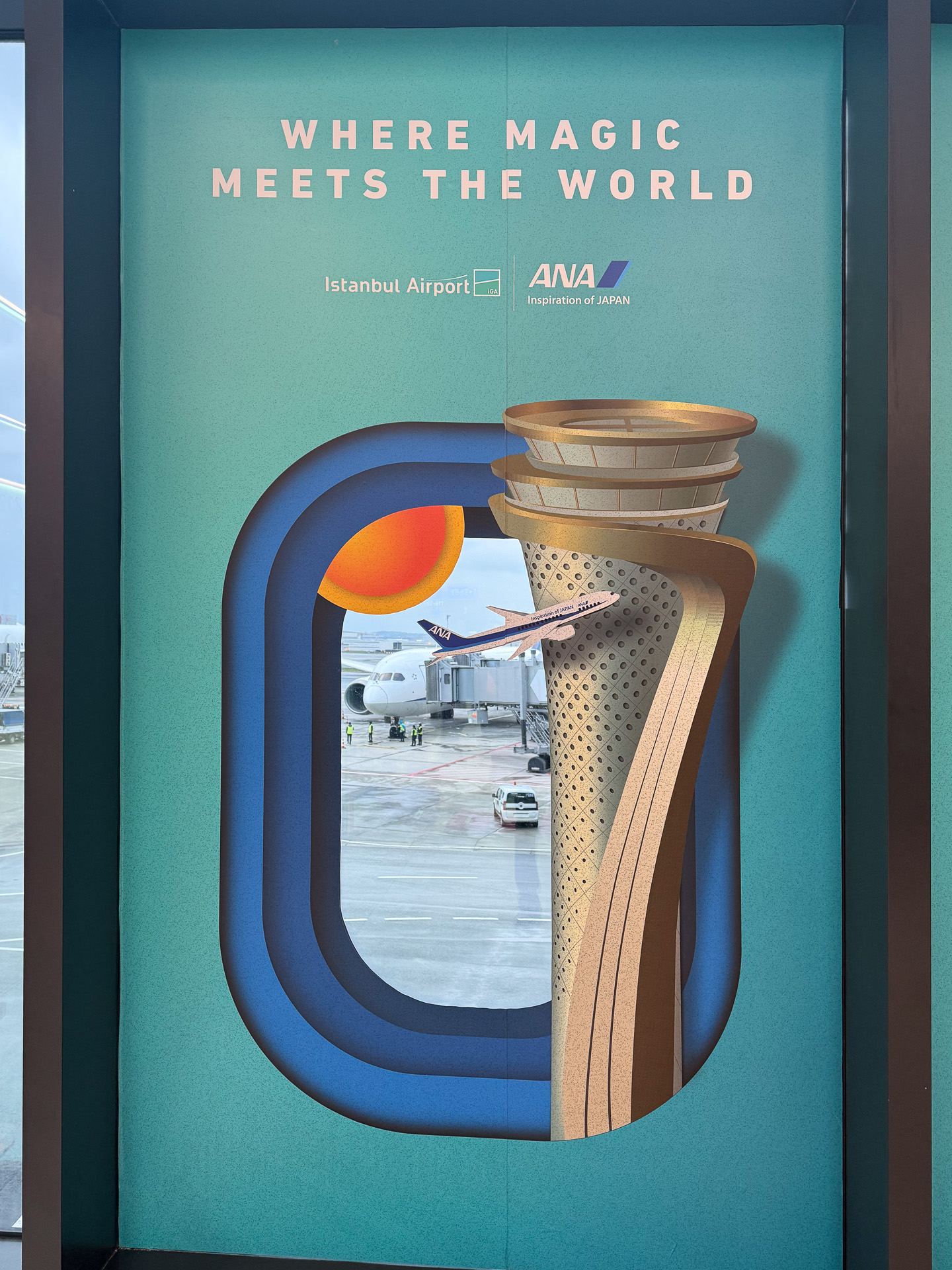 駐機場を見下ろす窓一面に大きな装飾を施していた。機窓部分から外が見える仕組み