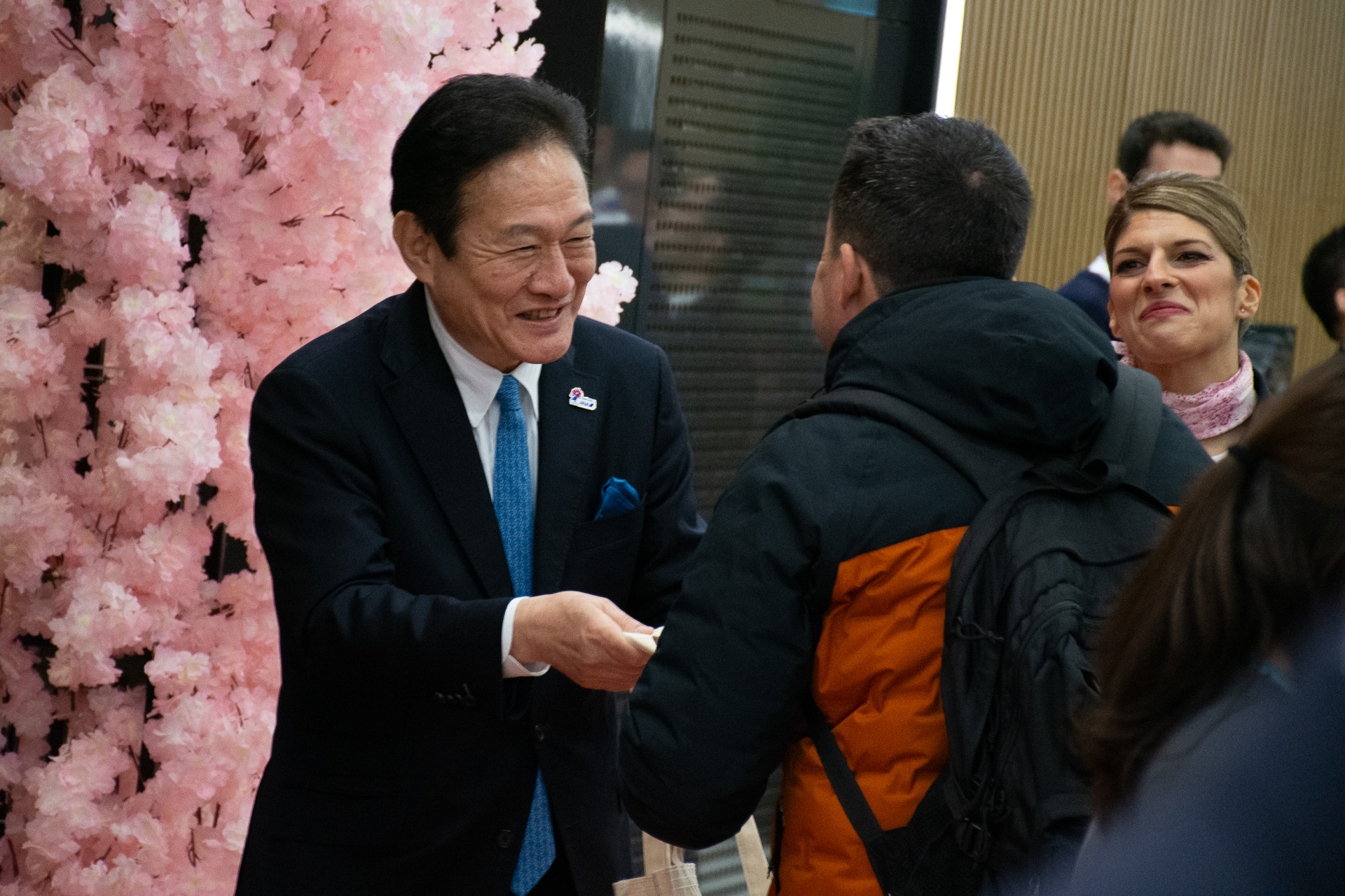 搭乗していく利用者に井上氏自ら声をかけつつギフトを配っていた