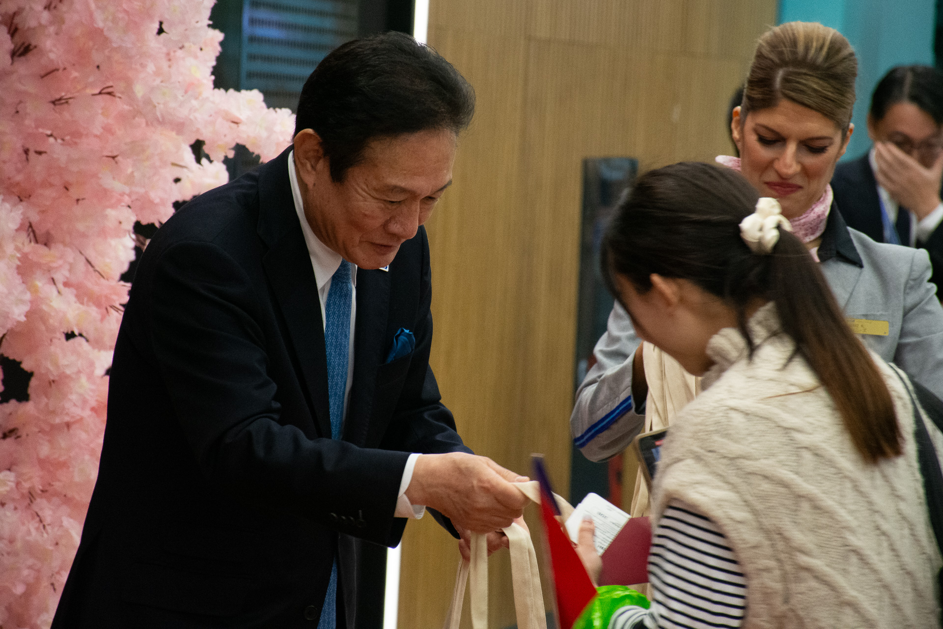 搭乗していく利用者に井上氏自ら声をかけつつギフトを配っていた