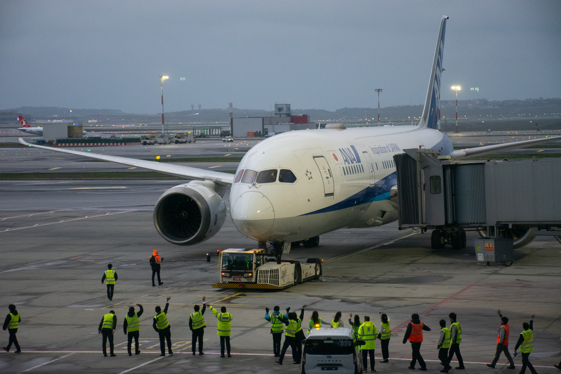 NH220便初便の乗客は159名（＋幼児1名）