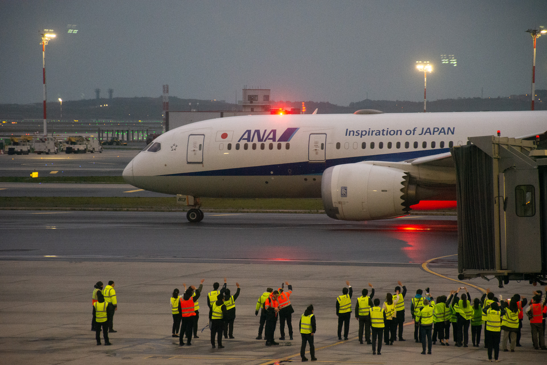 NH220便初便の乗客は159名（＋幼児1名）