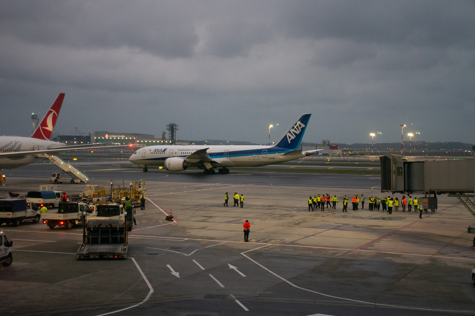 NH220便初便の乗客は159名（＋幼児1名）