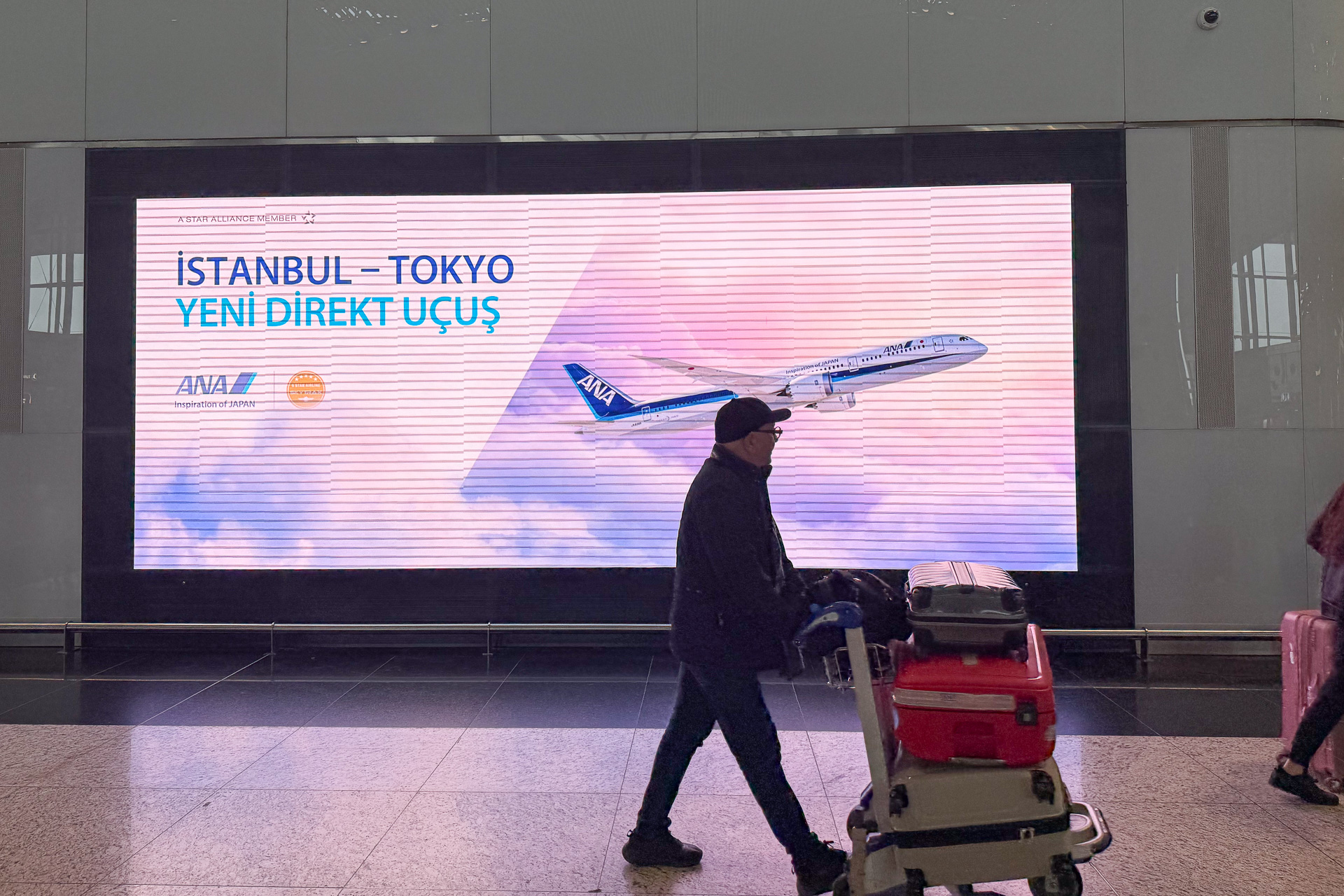 イスタンブール空港内ではデジタルサイネージでANAの就航をアピール