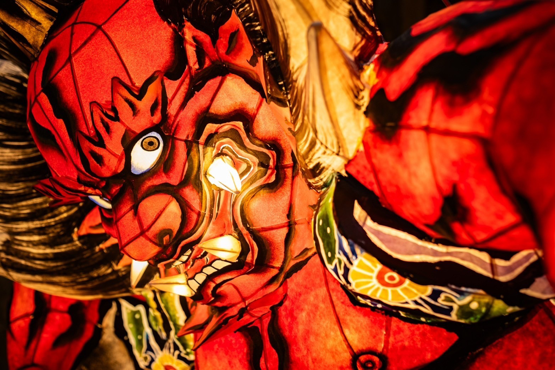 館内は「風神・雷神」をイメージしたねぶたで装飾