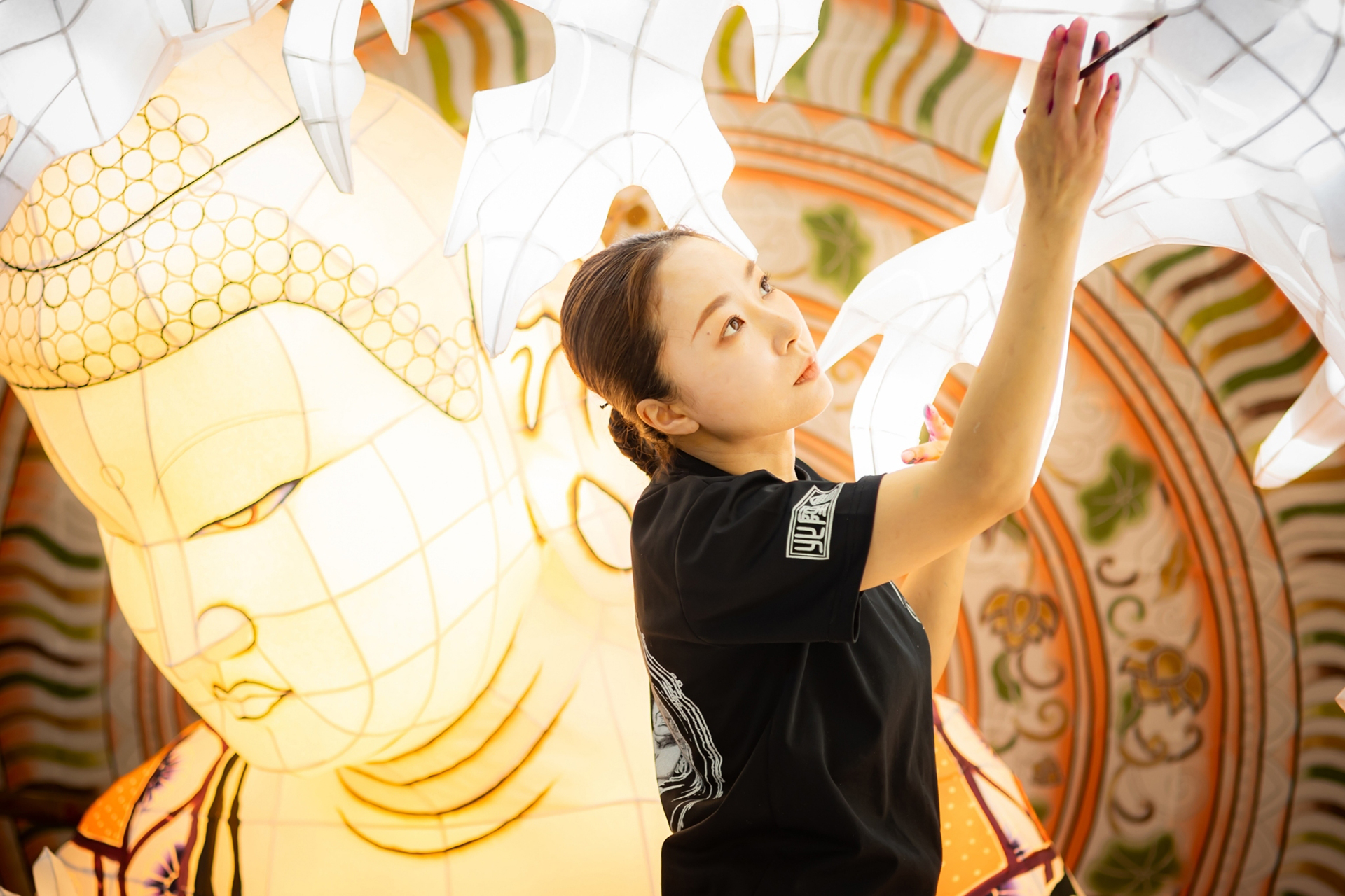 装飾は史上初の女性ねぶた師、北村麻子氏が担当