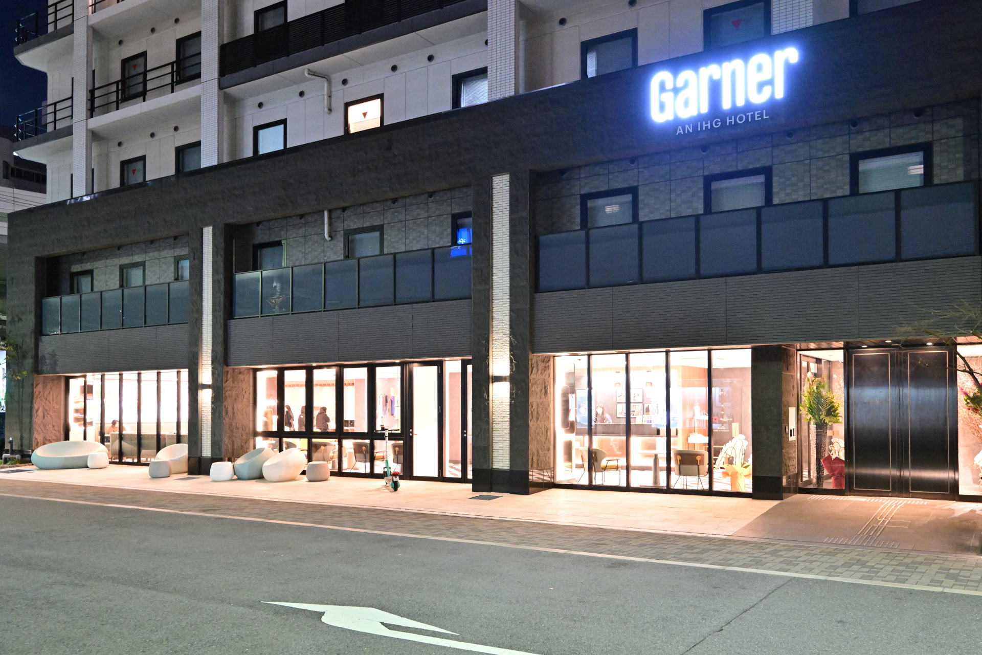 駅から徒歩3分の好立地。オフィス街にも近く、駅近隣には飲食店も数多くある