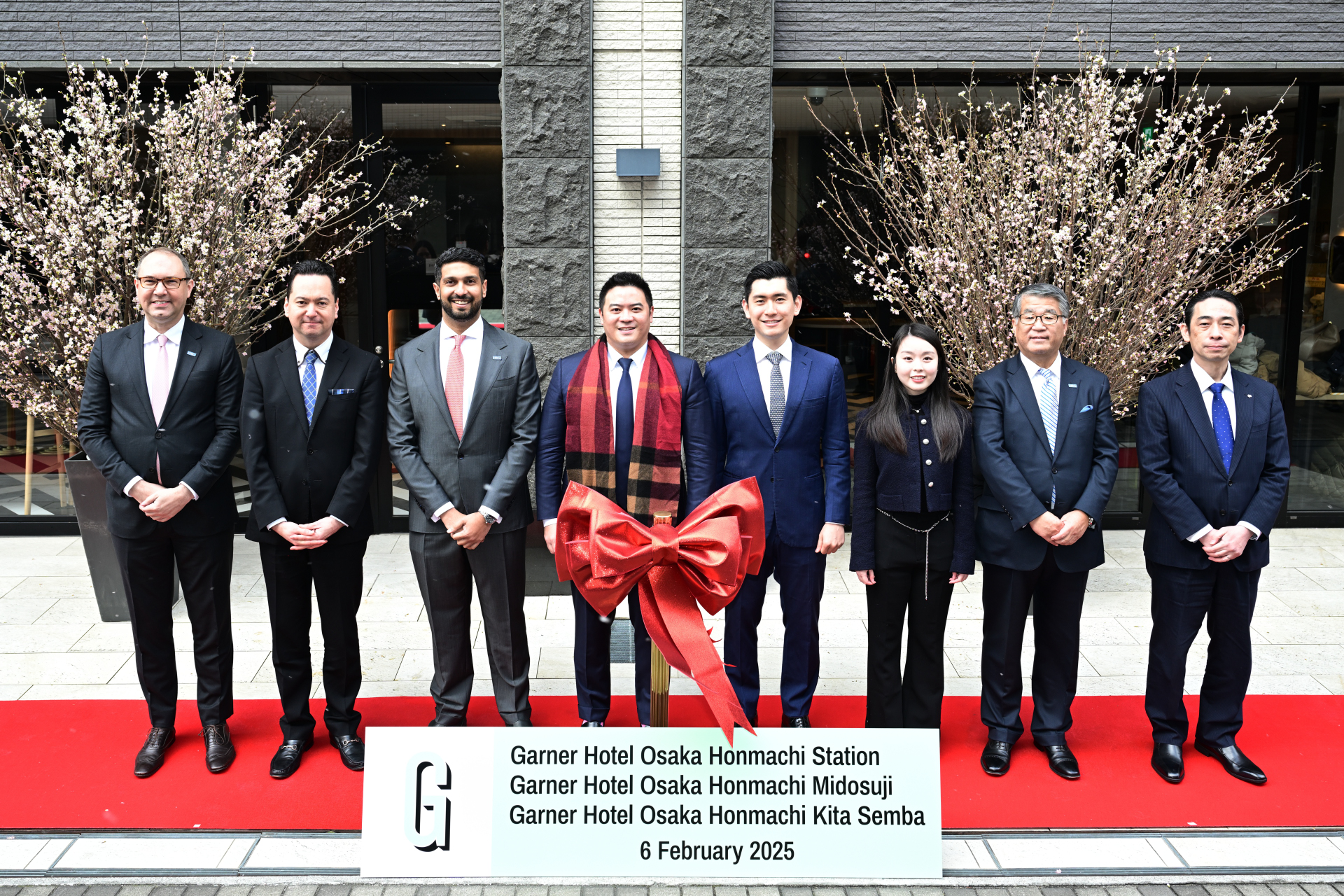 2月6日のオープニングセレモニーでフォトセッションに応じる関係者